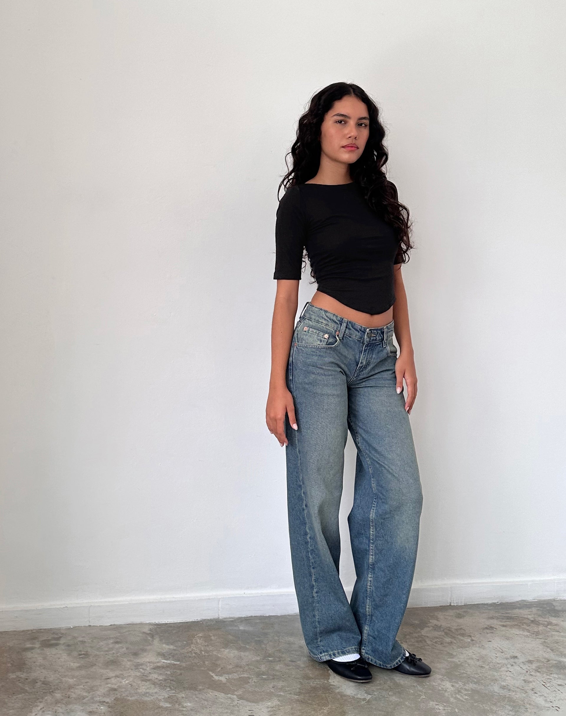 Image of Ralda Top mit geschwungenem Saum aus Baumwolle und Hanf Schwarz