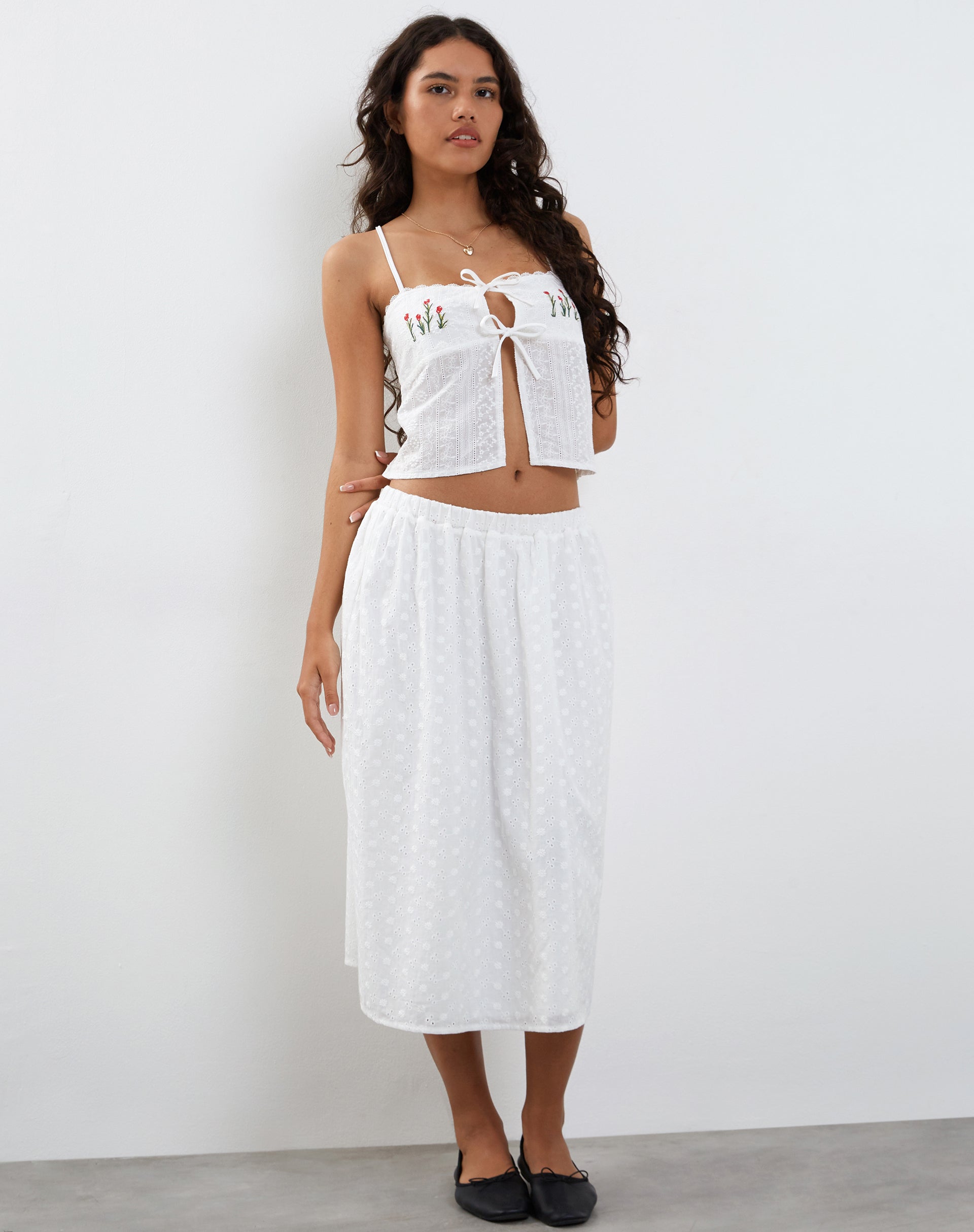 Image of Ramika Tie Front Besticktes Cami Top in Weiß Broderie