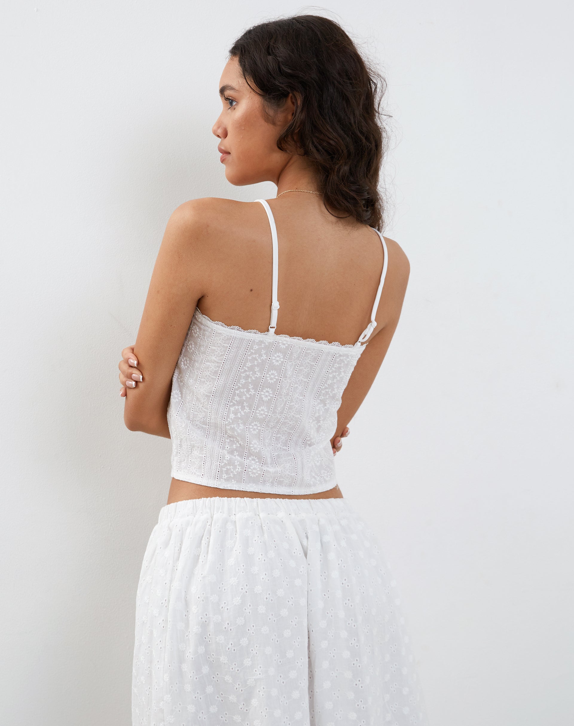 Image of Ramika Tie Front Besticktes Cami Top in Weiß Broderie