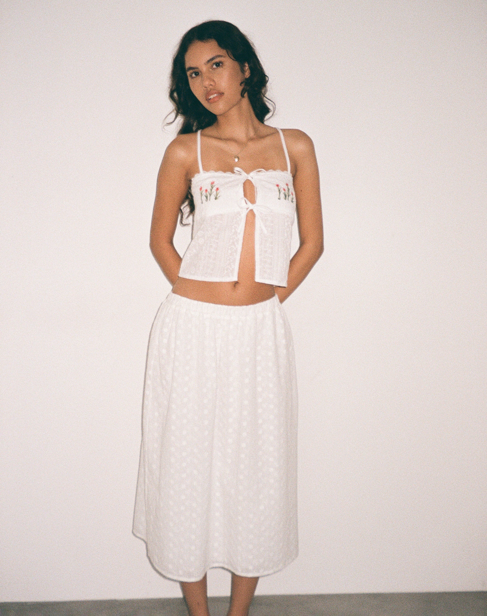 Image of Ramika Tie Front Besticktes Cami Top in Weiß Broderie