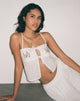 Image of Ramika Tie Front Besticktes Cami Top in Weiß Broderie