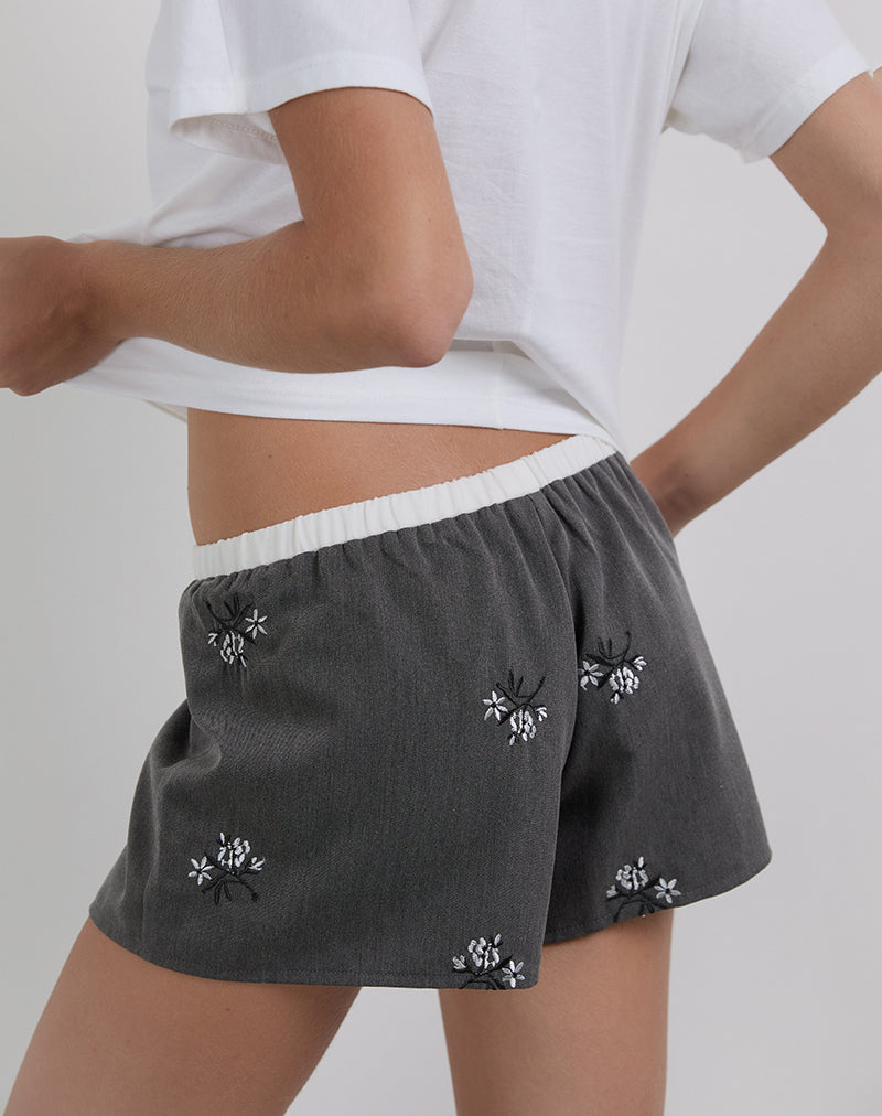 Image der Rata Shorts in Charcoal mit Blumenstickerei