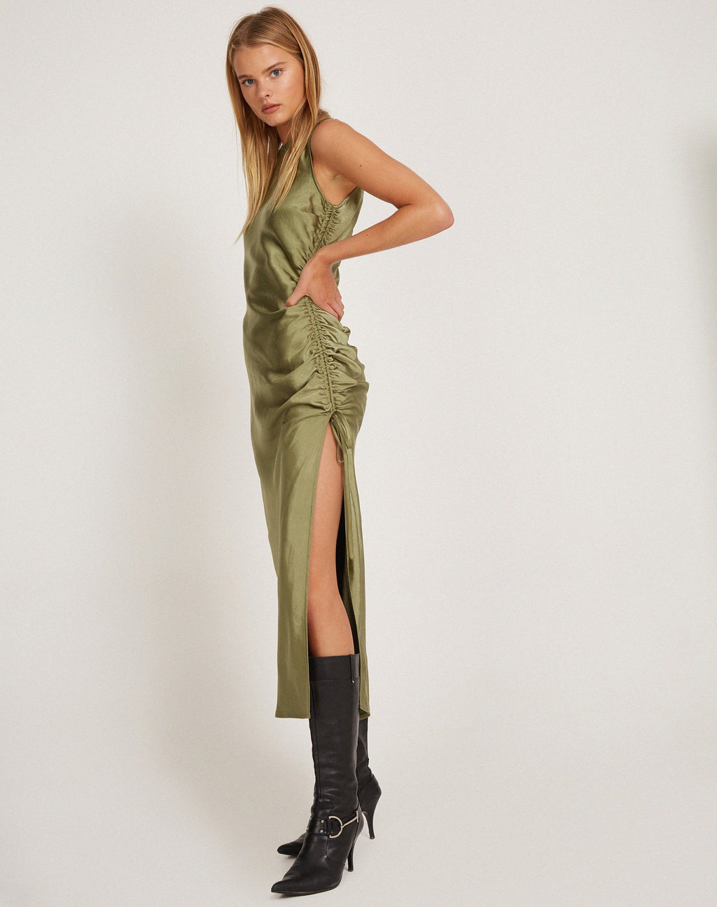 Raybu Gerafftes Midikleid aus Satin, oliv