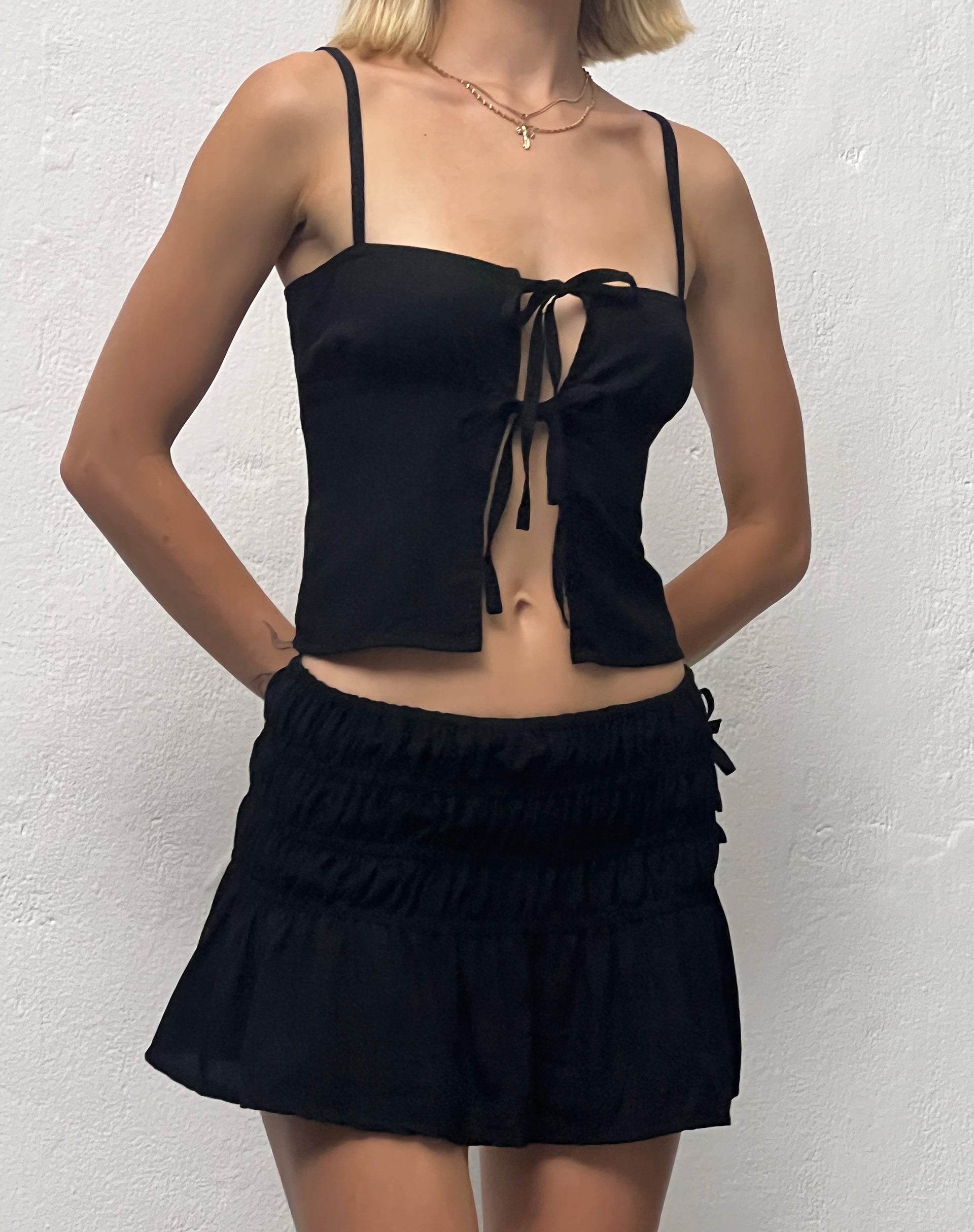 Bild von Rikako Geraffter Minirock in Schwarz