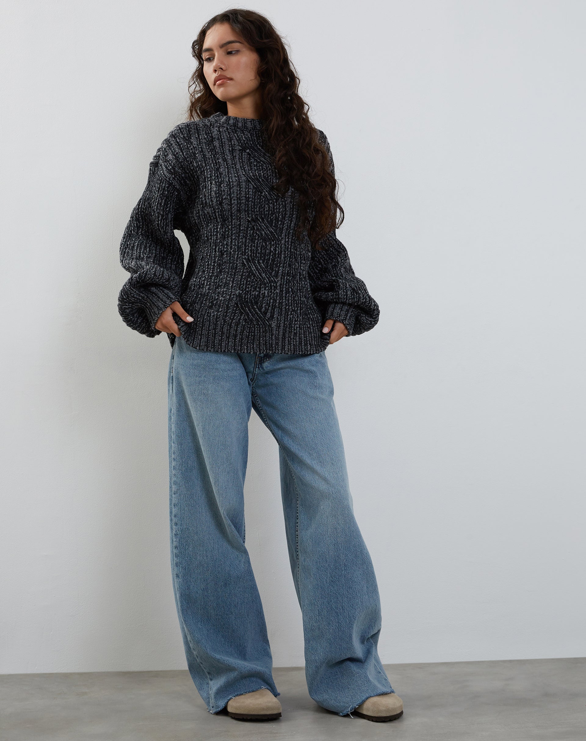 Abbildung des Amieta Strickpullovers in Shadow Grey
