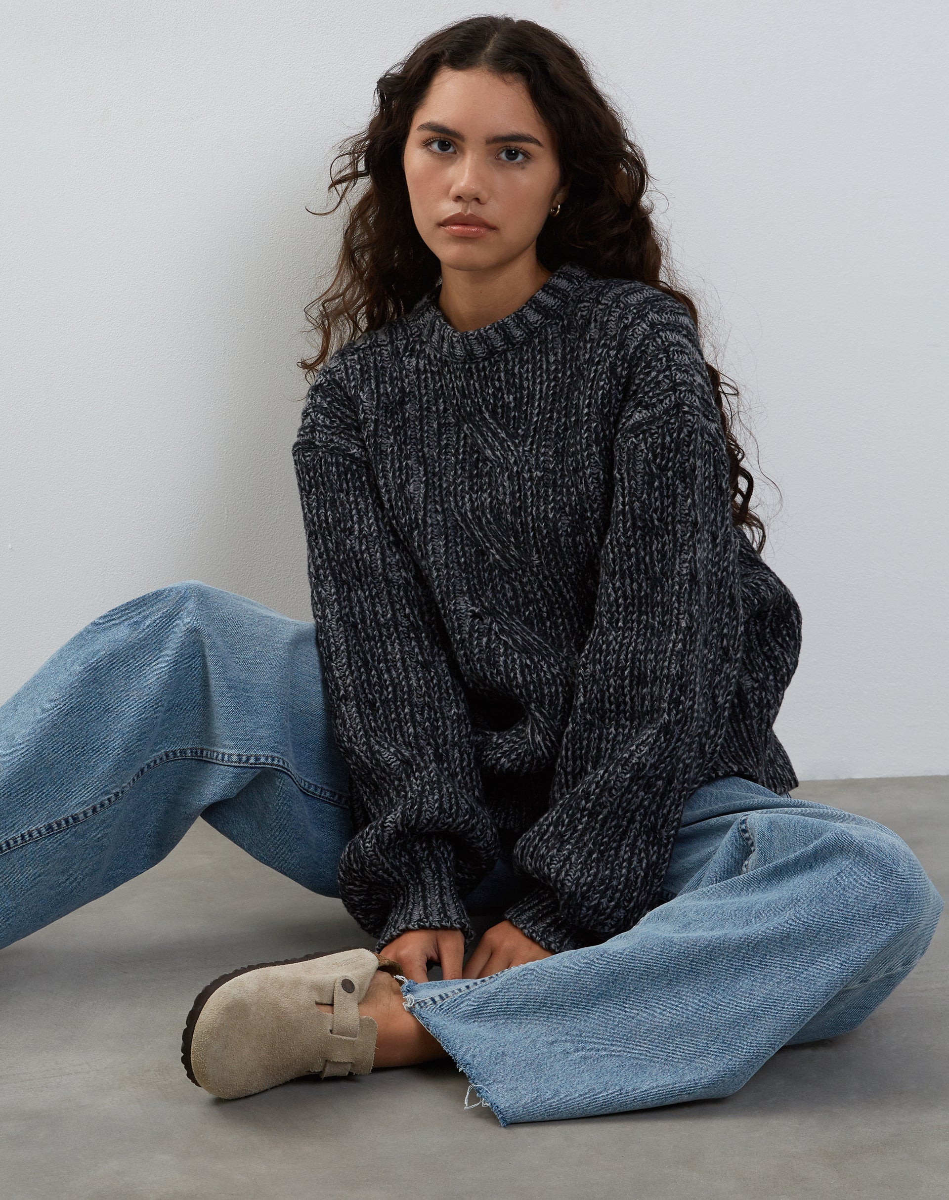 Abbildung des Amieta Strickpullovers in Shadow Grey