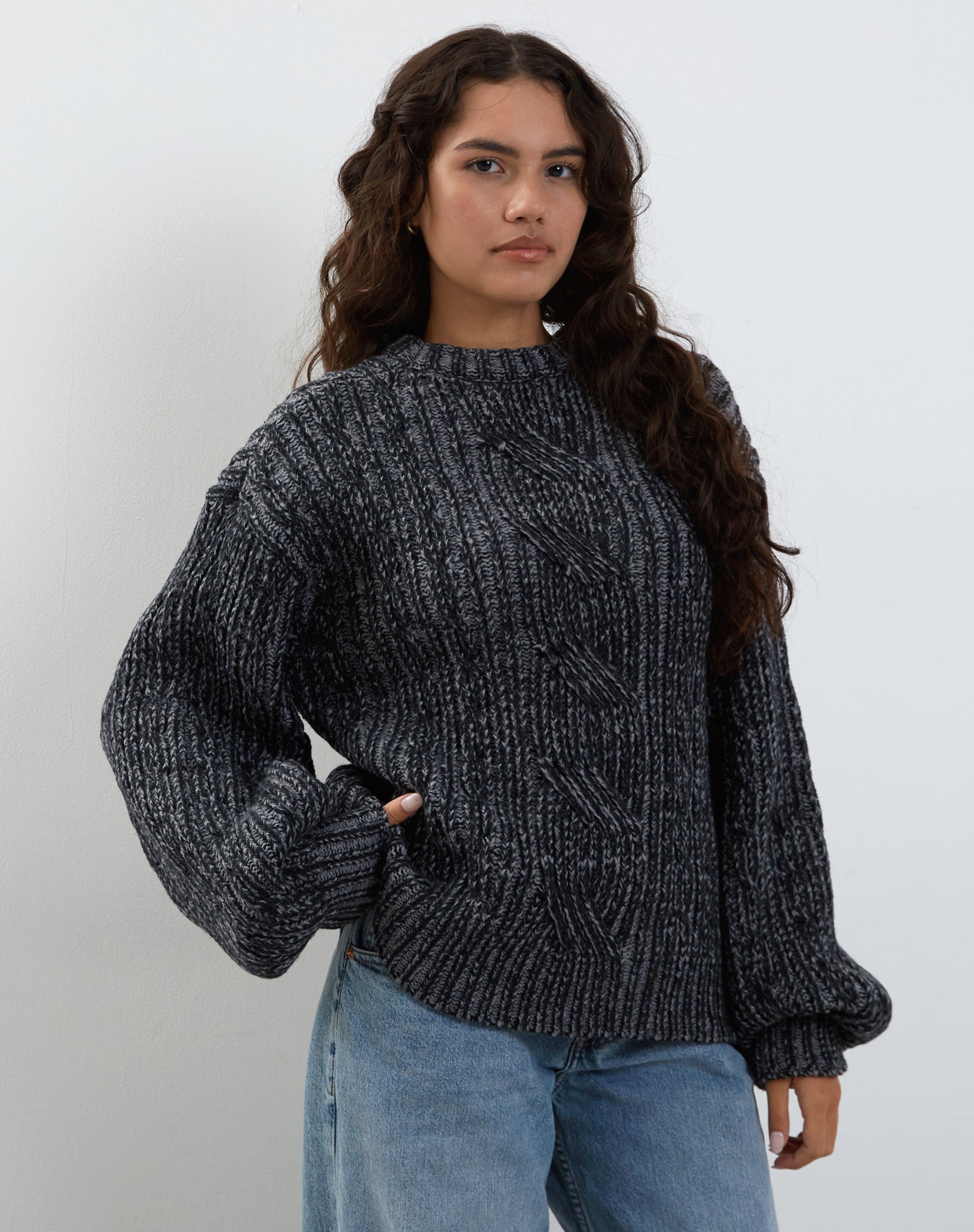 Abbildung des Amieta Strickpullovers in Shadow Grey
