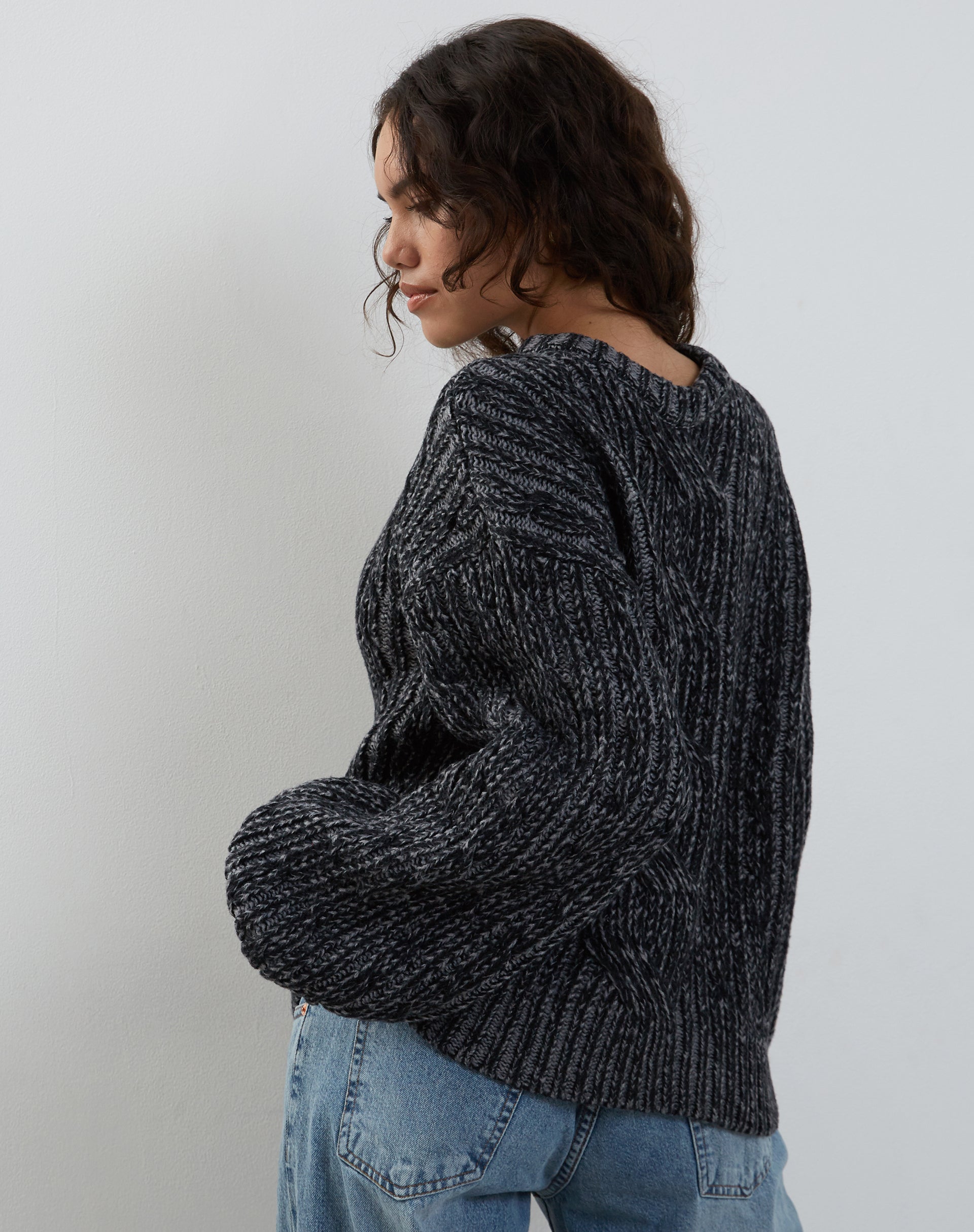 Abbildung des Amieta Strickpullovers in Shadow Grey