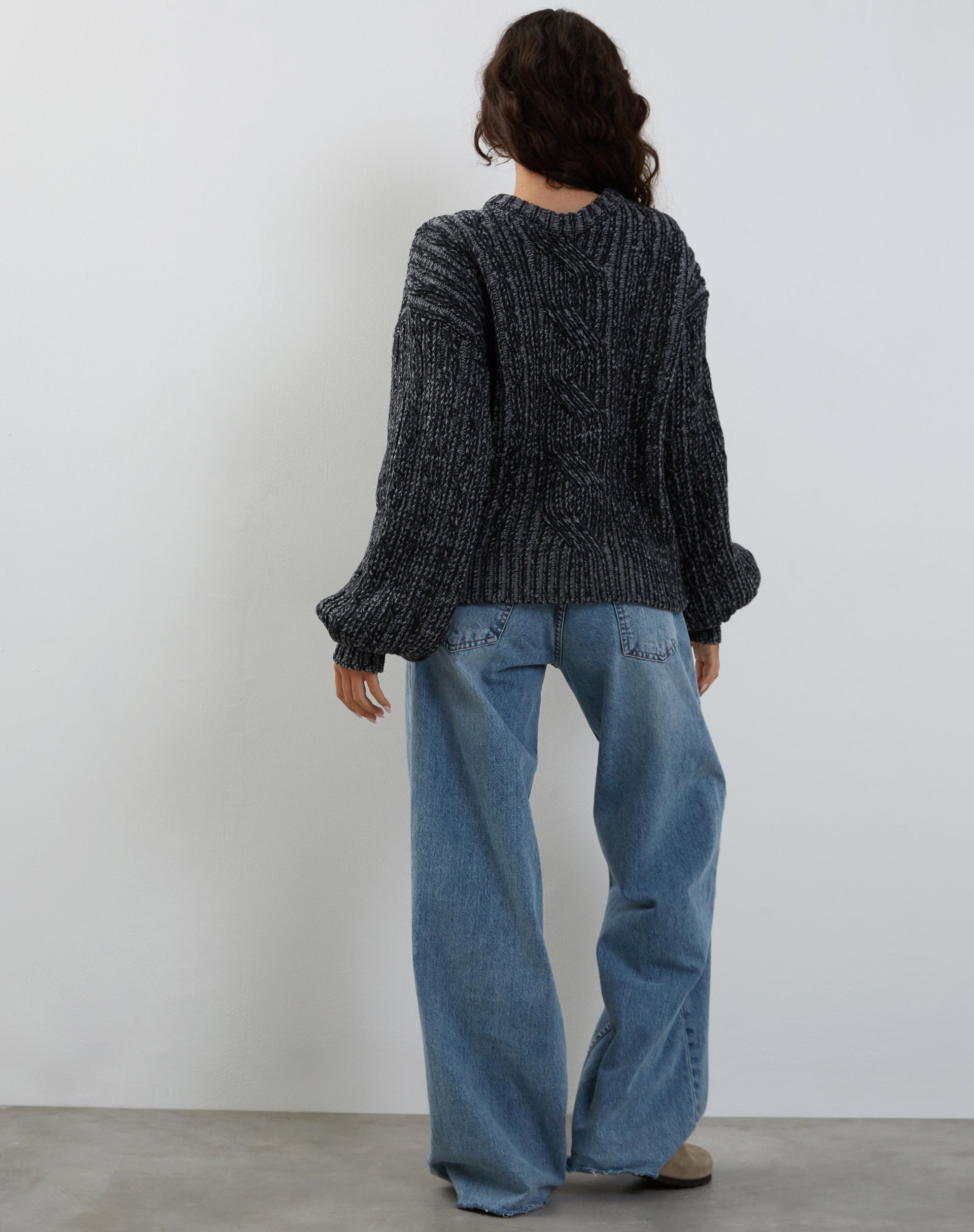 Abbildung des Amieta Strickpullovers in Shadow Grey