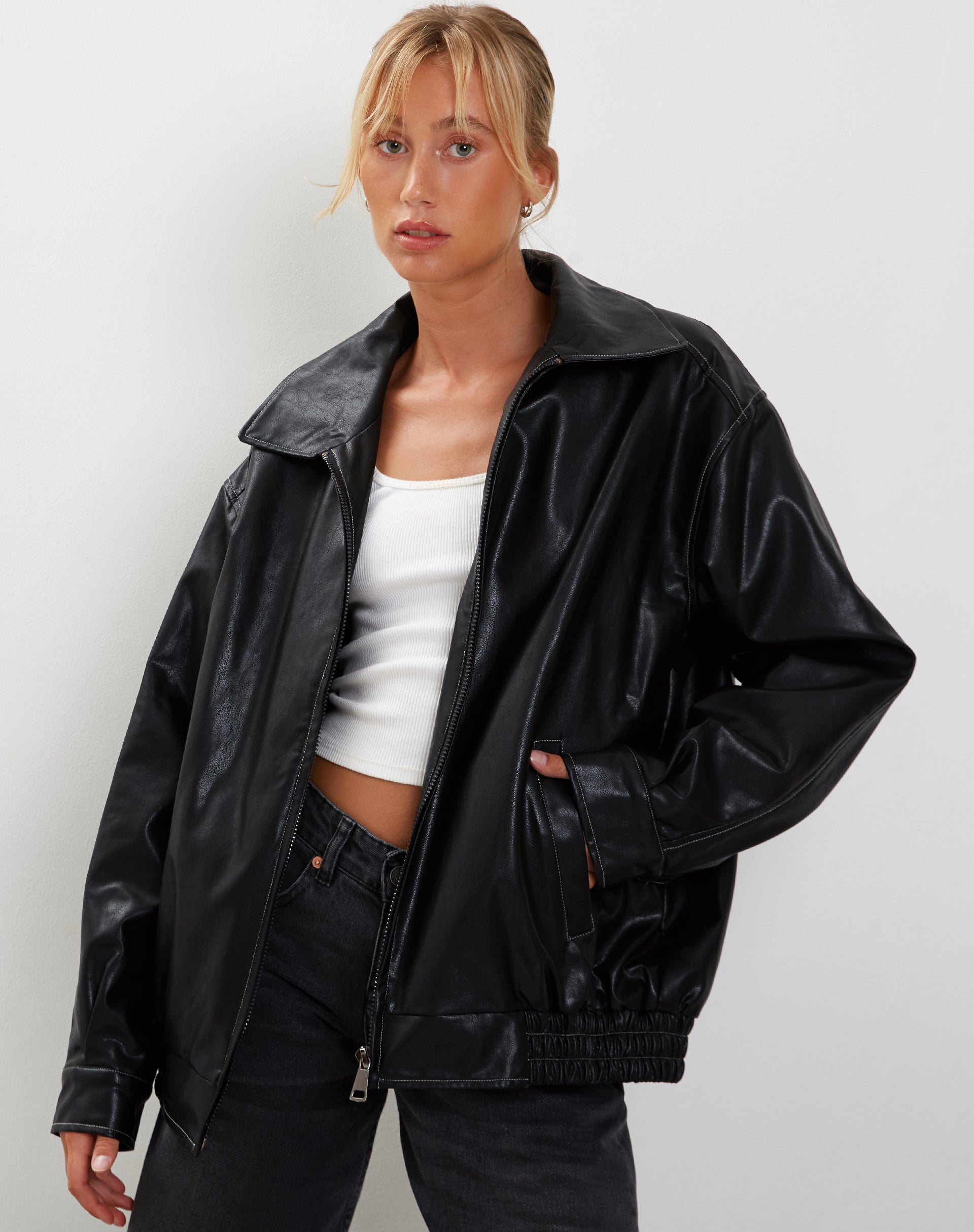 Image of Cavita Jacke in Schwarz mit grauer Steppnaht