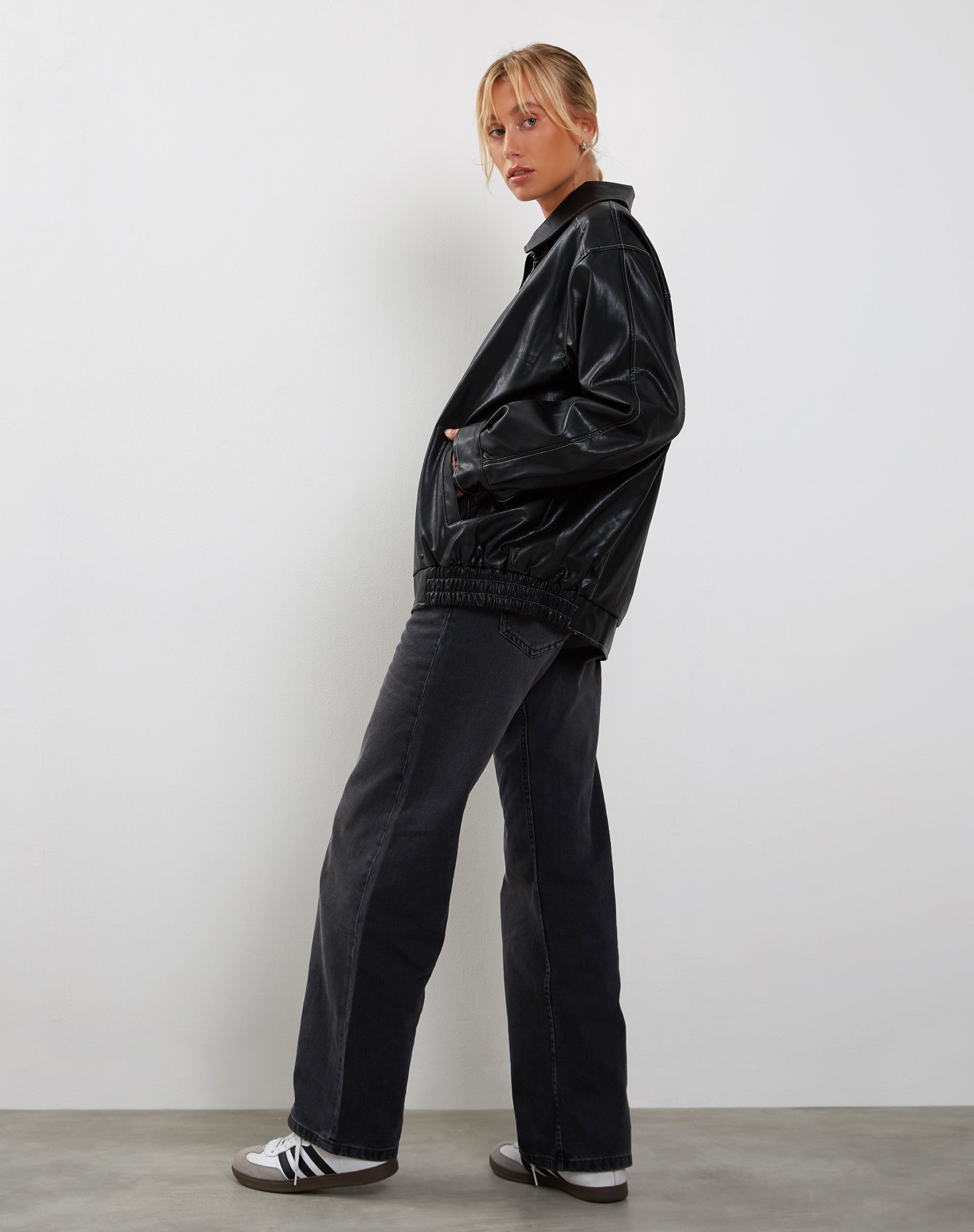 Image of Cavita Jacke in Schwarz mit grauer Steppnaht