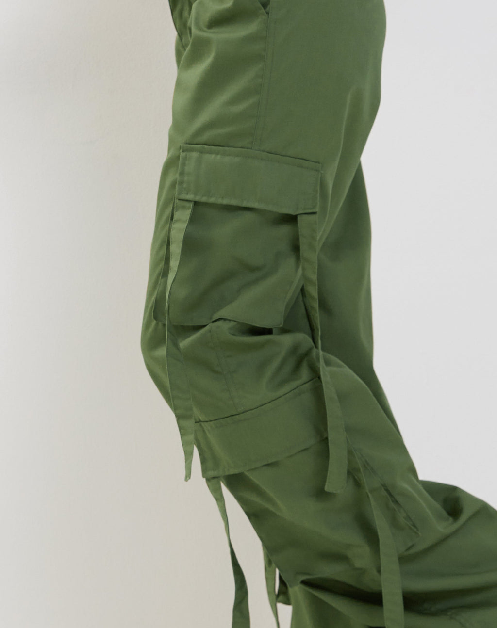 Edgar Cargohose mit weitem Bein in Militärgrün