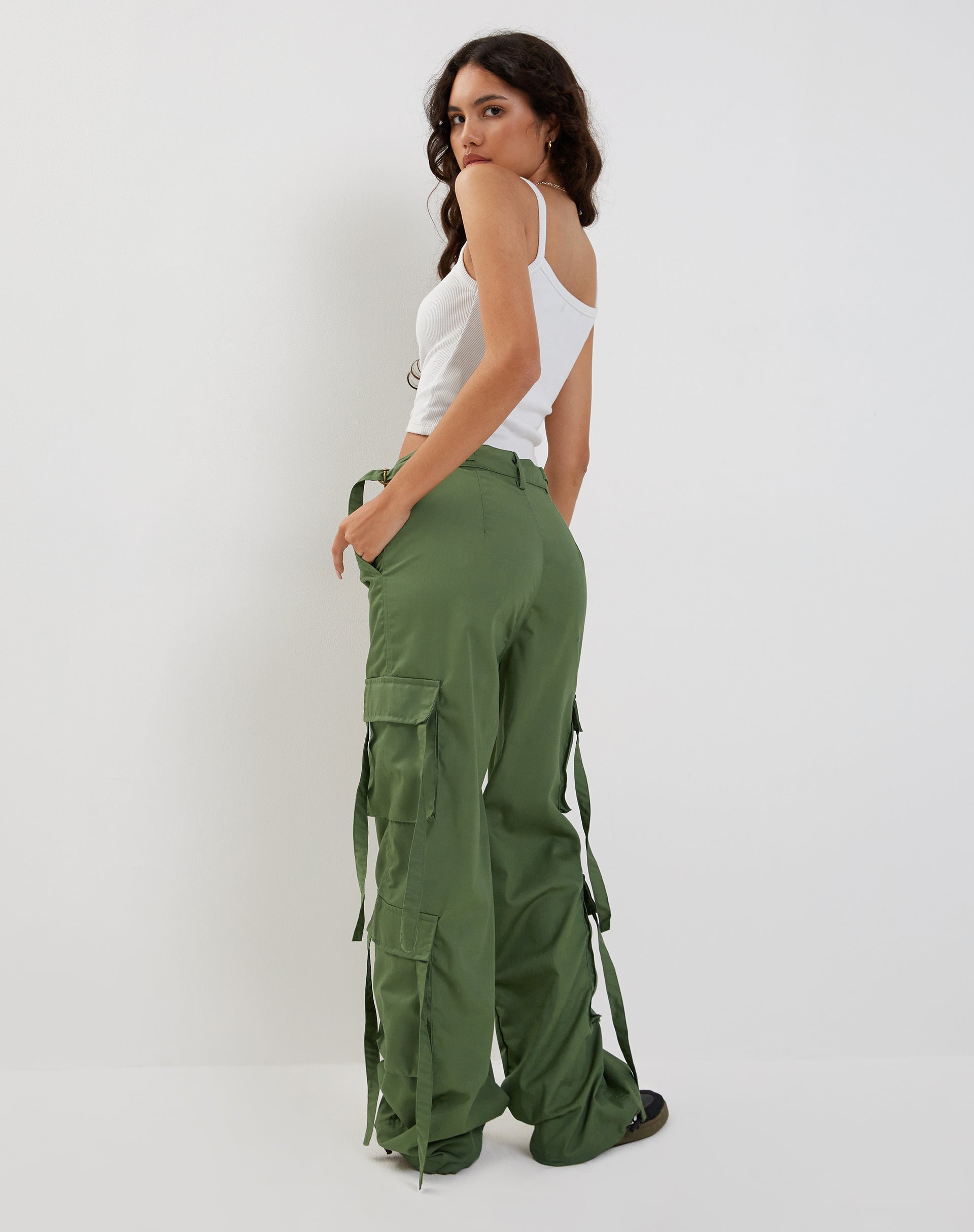 Bild der Edgar Wide Leg Cargo Trouser in Military Green
