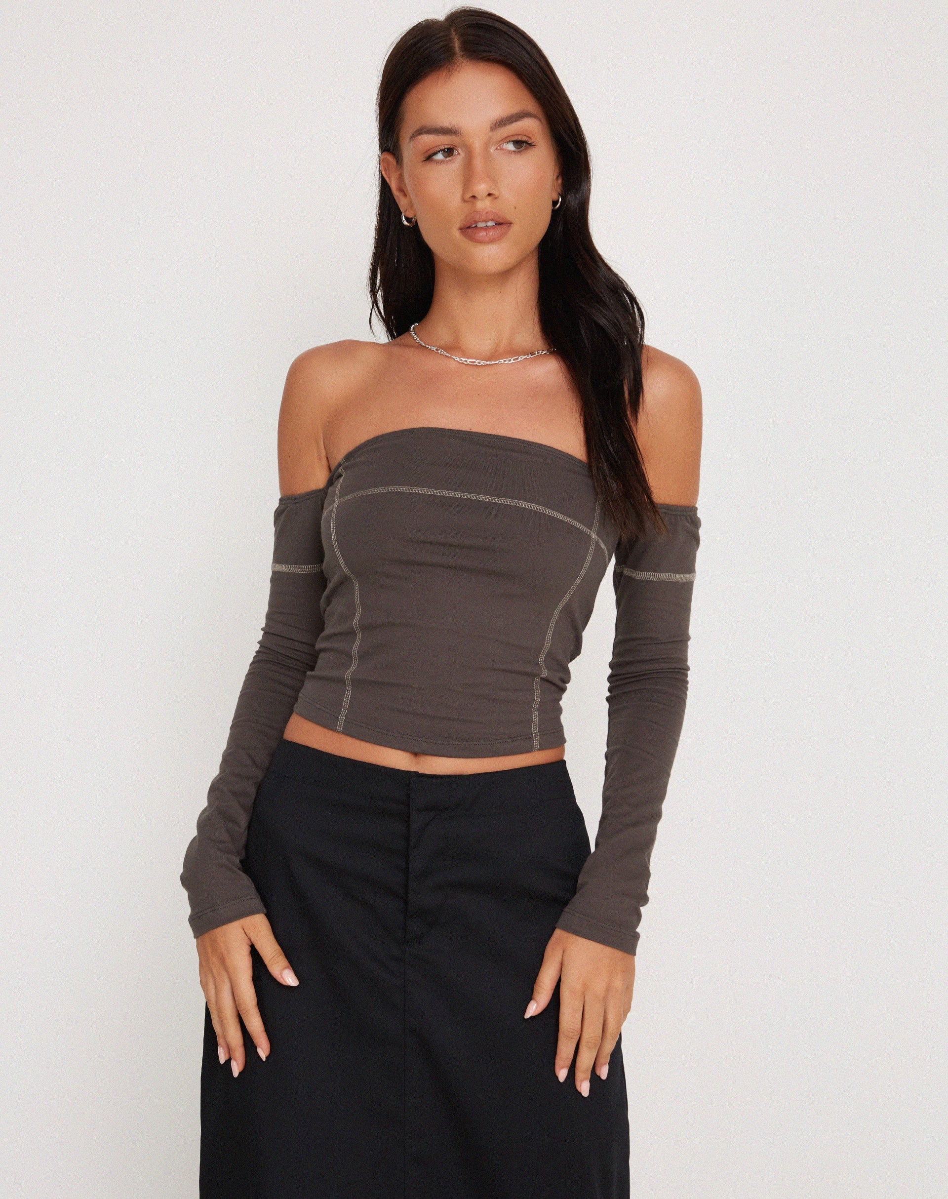 Image of Lan Langärmeliges Top in Gunmetal mit grauer Steppnaht