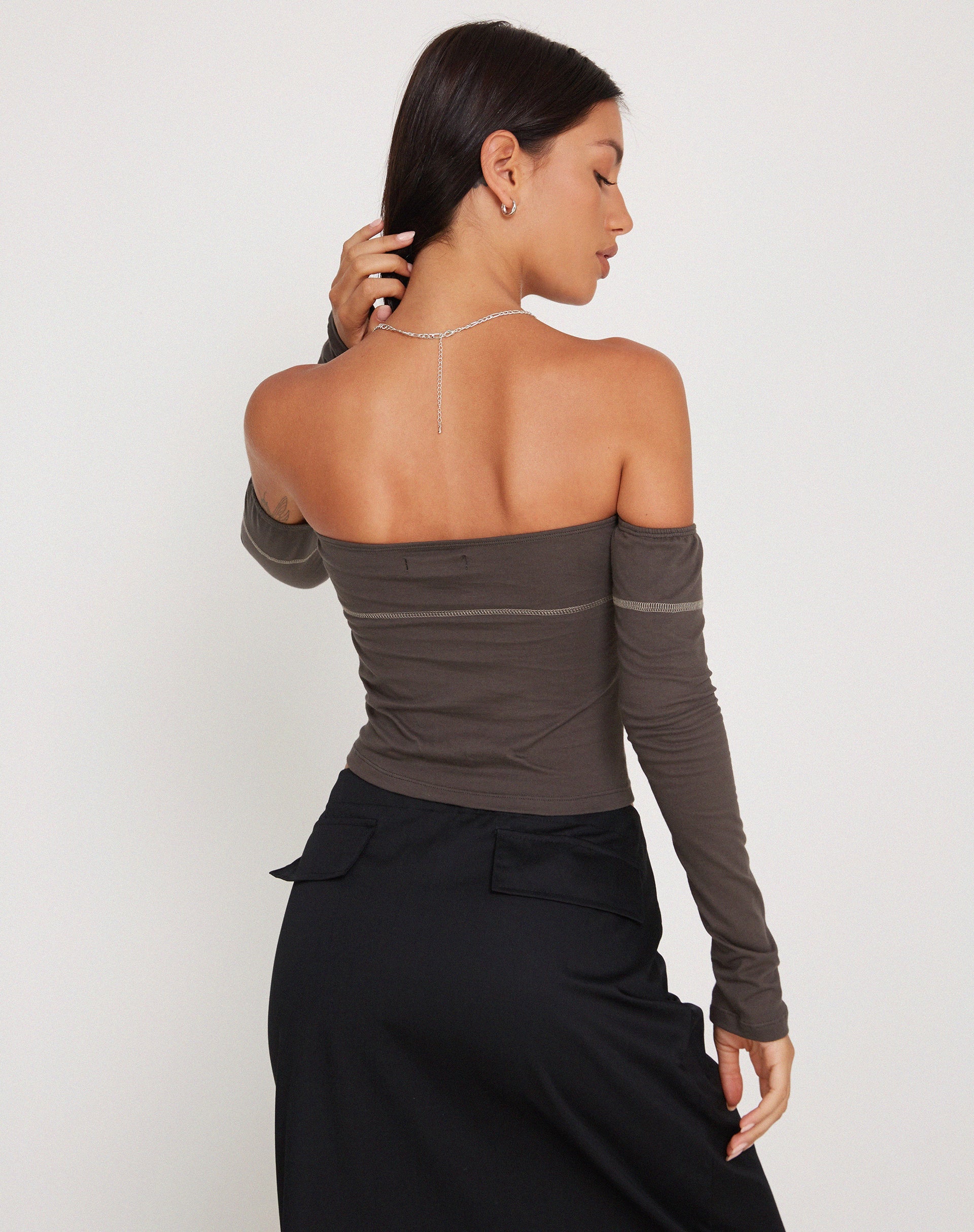 Image of Lan Langärmeliges Top in Gunmetal mit grauer Steppnaht