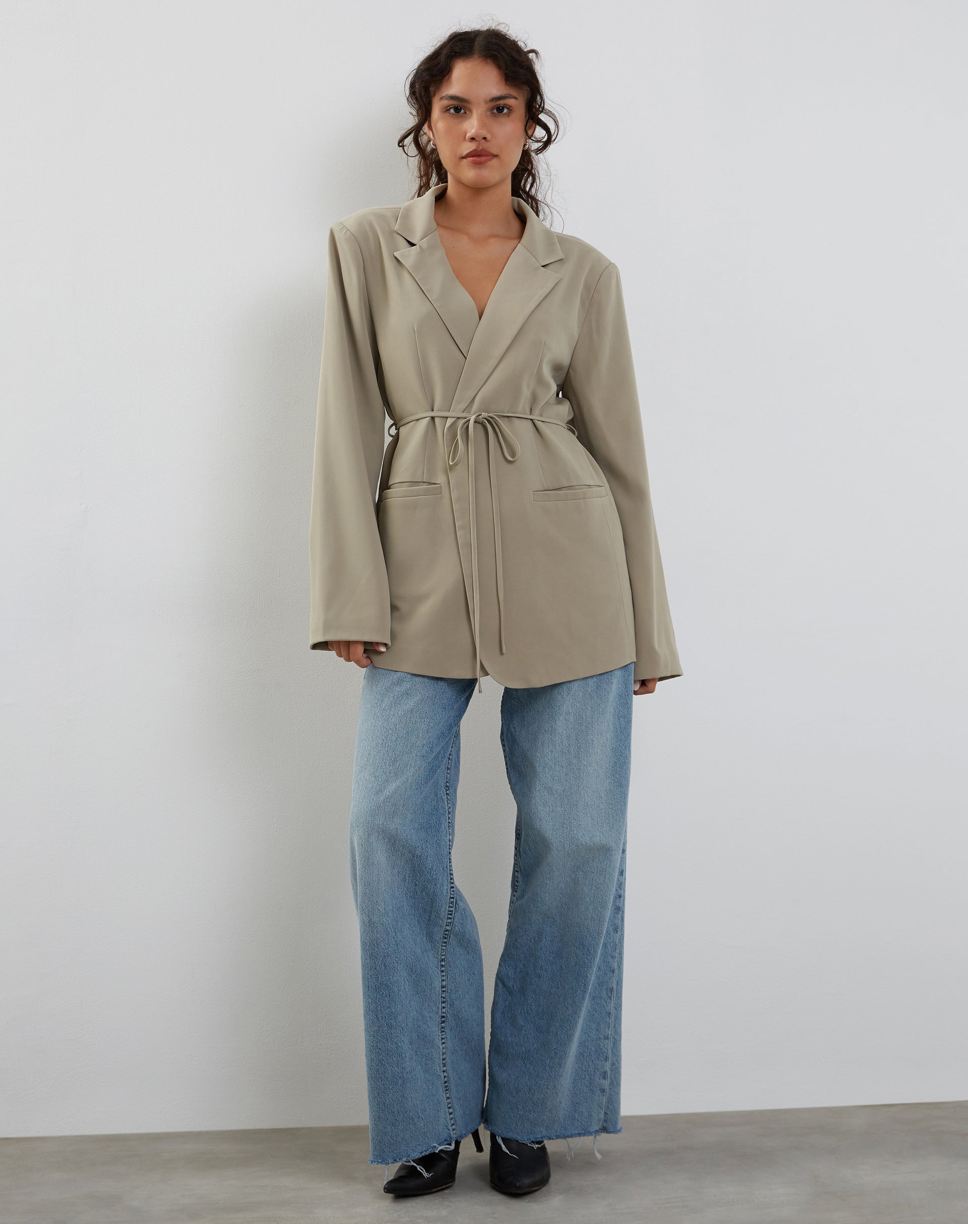 Bild von Mayta Tie Waist Blazer in Tailoring Taupe