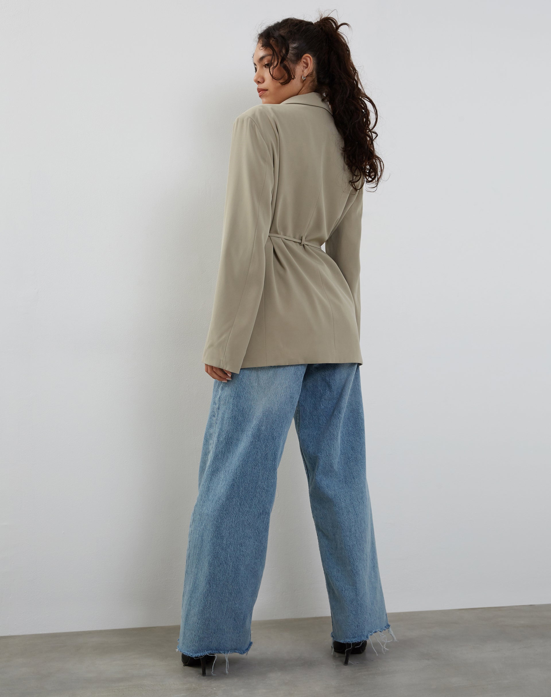 Bild von Mayta Tie Waist Blazer in Tailoring Taupe