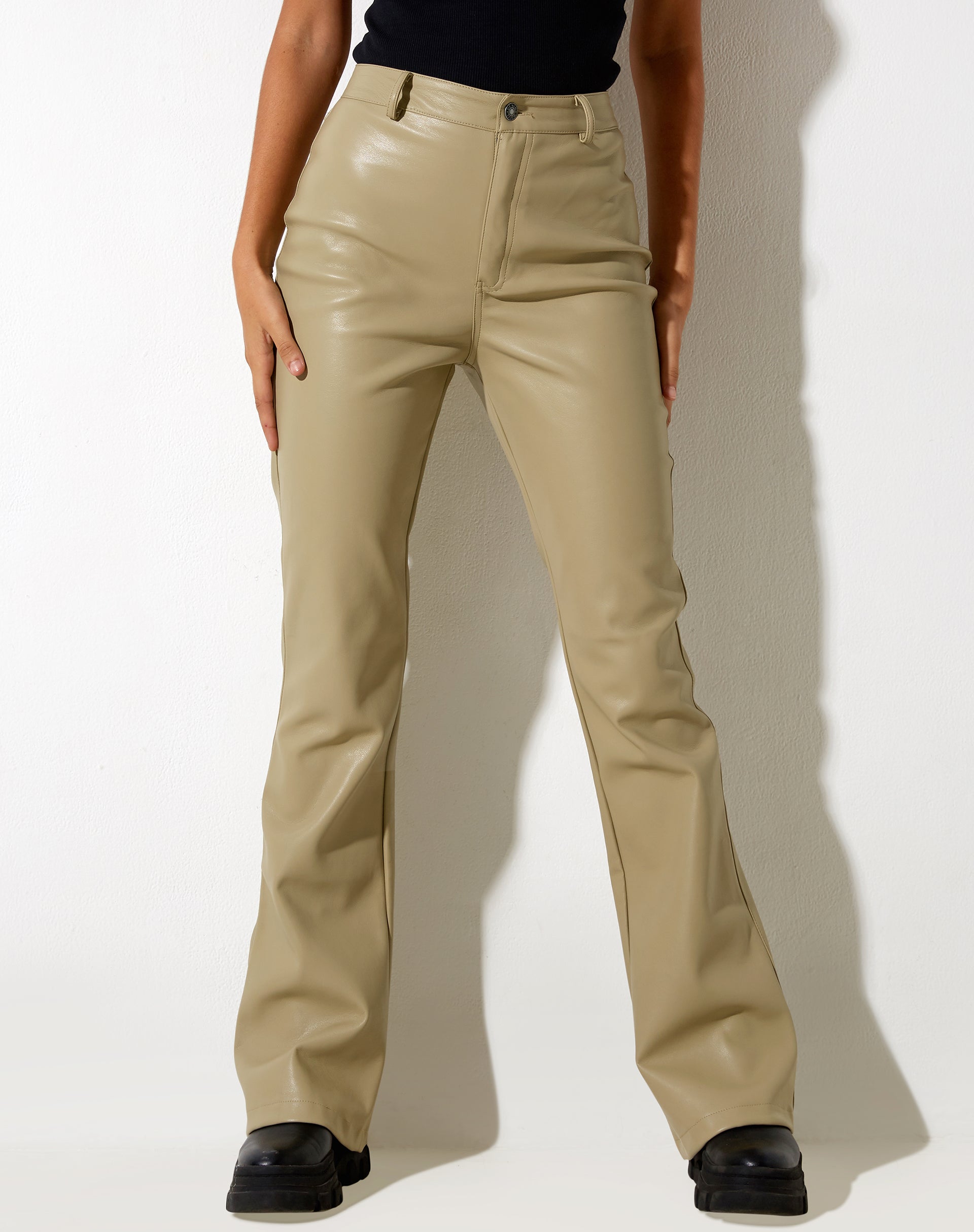 Bild von Zoven Flare Hose in Pu Sage