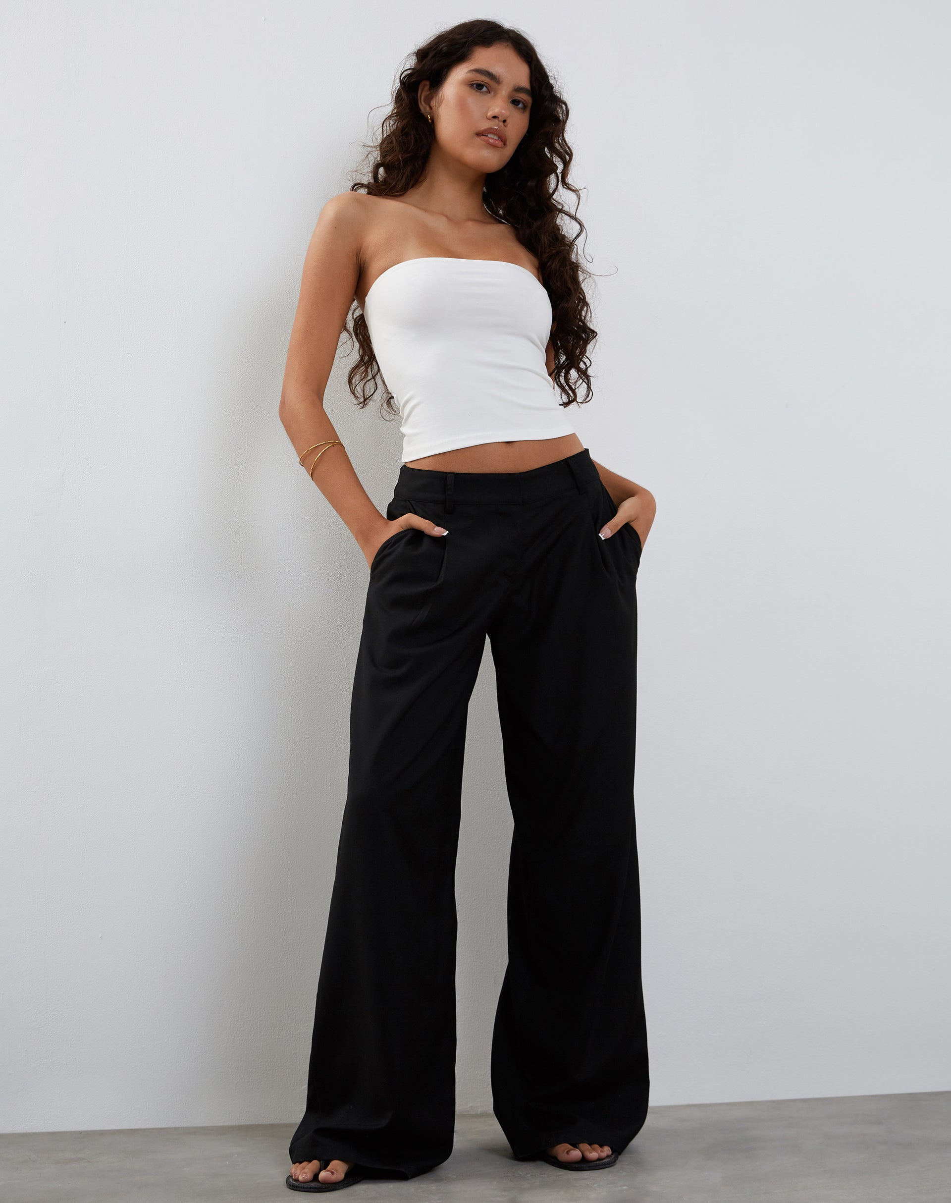 Image of Salisu Hose mit weitem Bein in Tailoring Schwarz