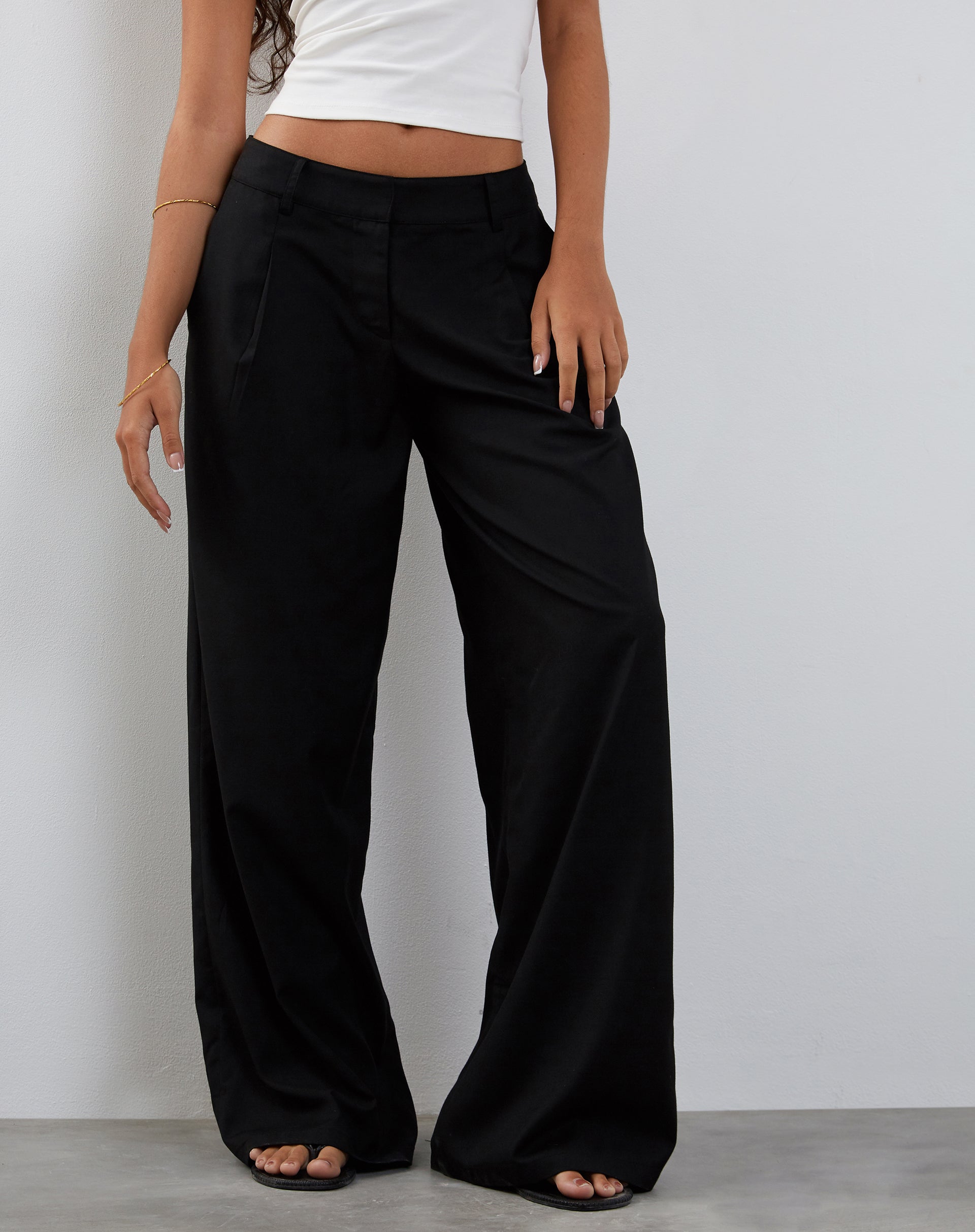 Image of Salisu Hose mit weitem Bein in Tailoring Schwarz