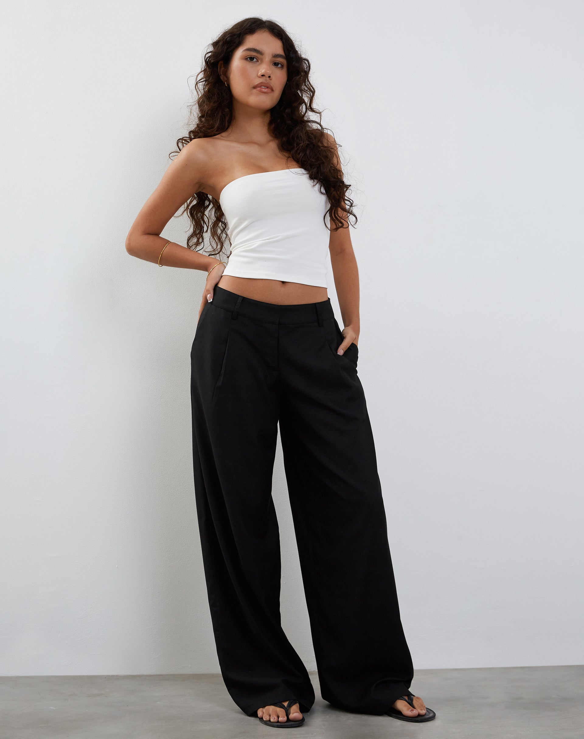 Image of Salisu Hose mit weitem Bein in Tailoring Schwarz