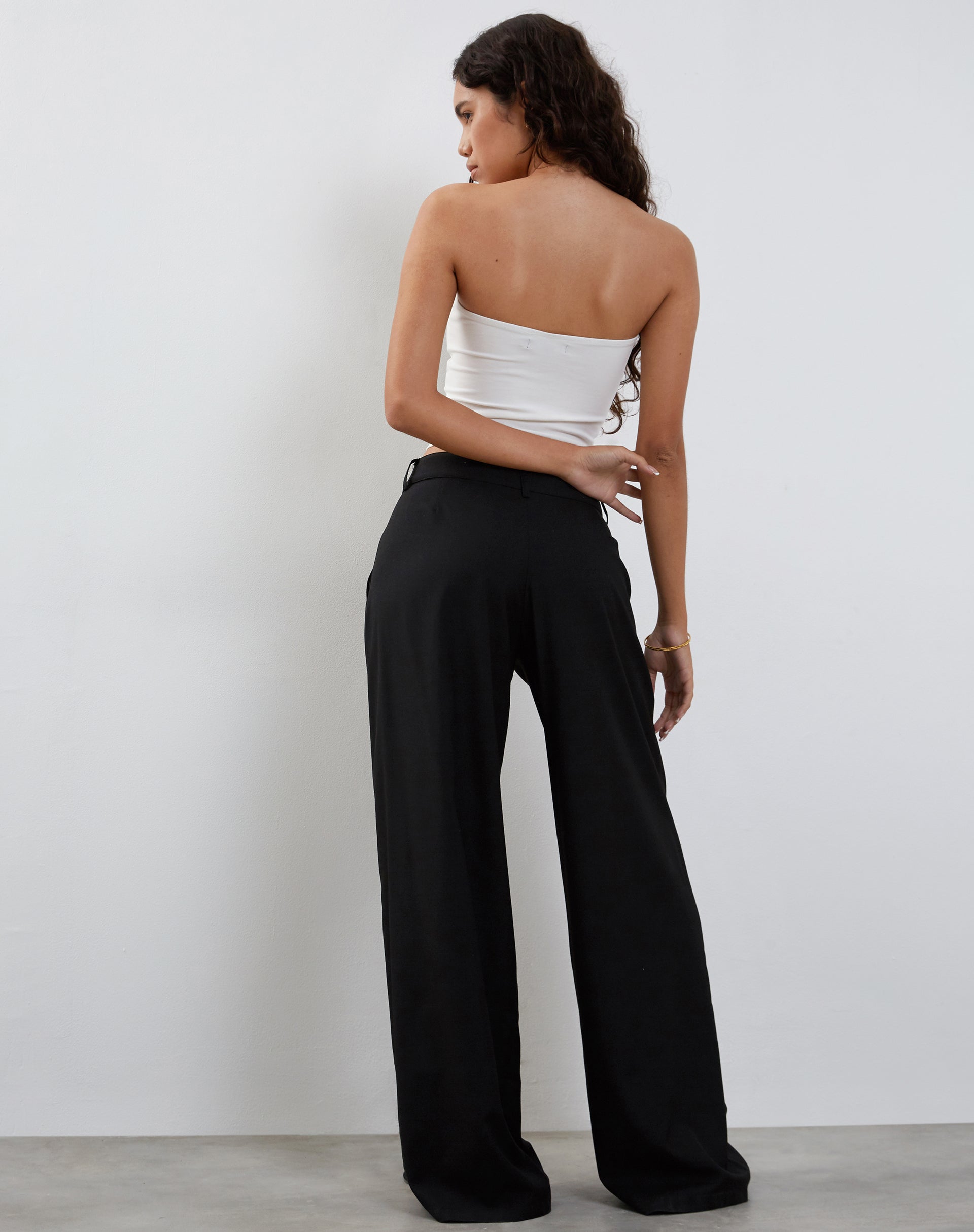 Image of Salisu Hose mit weitem Bein in Tailoring Schwarz