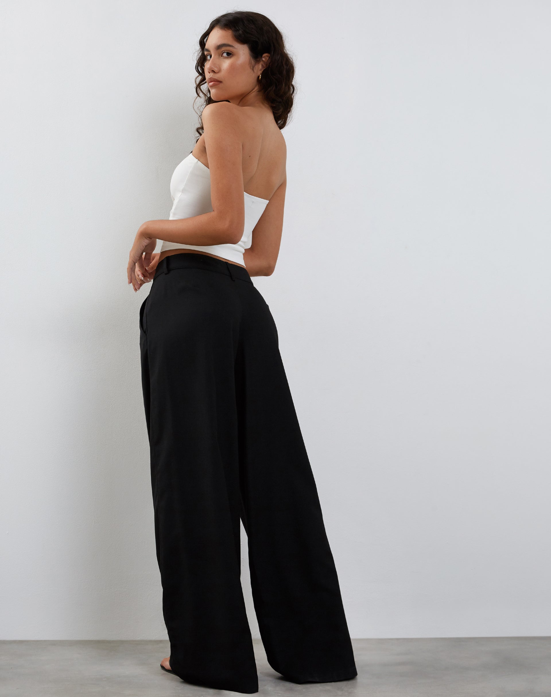 Image of Salisu Hose mit weitem Bein in Tailoring Schwarz