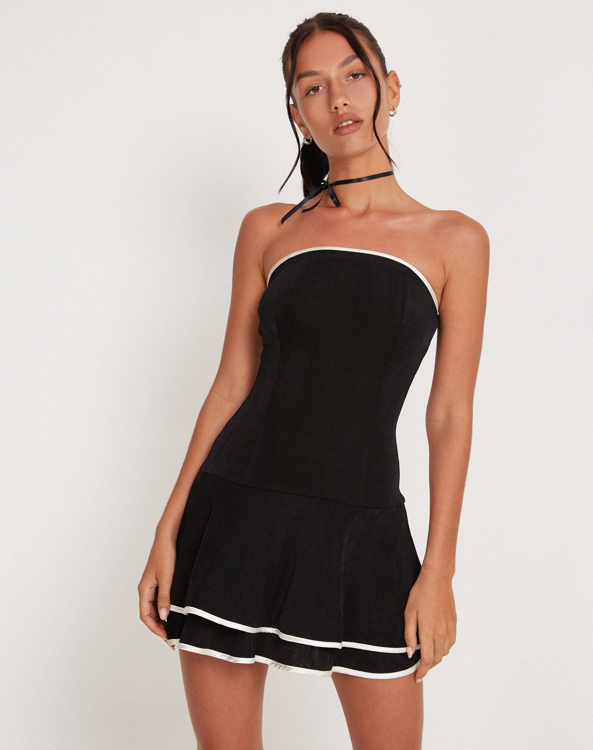 Image of Samira Bandeau-Minikleid in Schwarz mit elfenbeinfarbener Borte