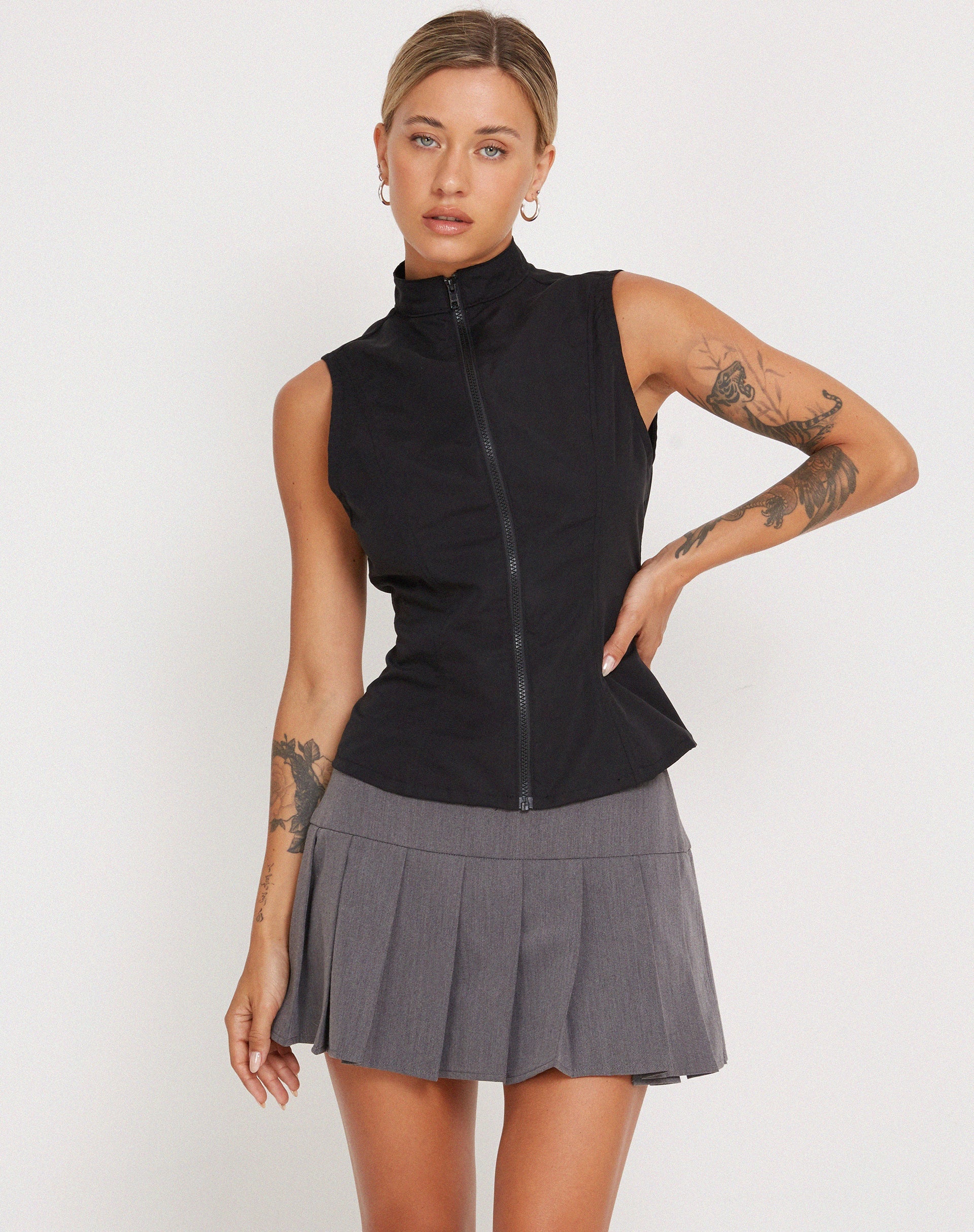 Bild von Rilyn Zip Up Vest Top in Schwarz