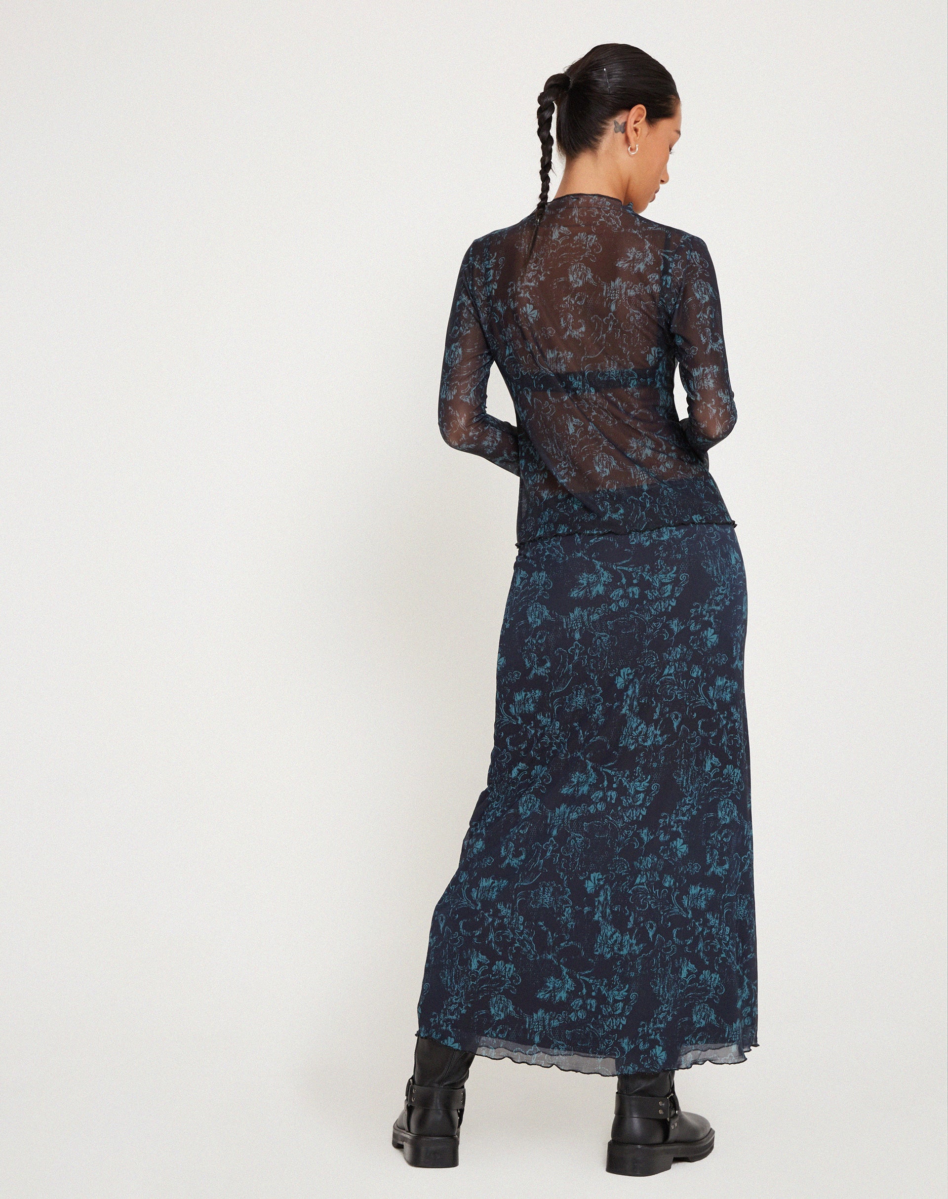 Bild von Rindu Midirock in Batik Botanical Schwarz Grün