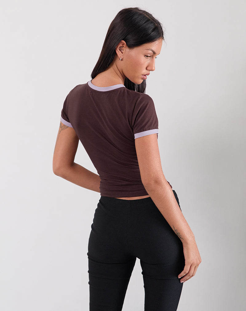 Image of Rinea Tee Top in Bitter Chocolate mit violettem Einband und Running Late Slogan