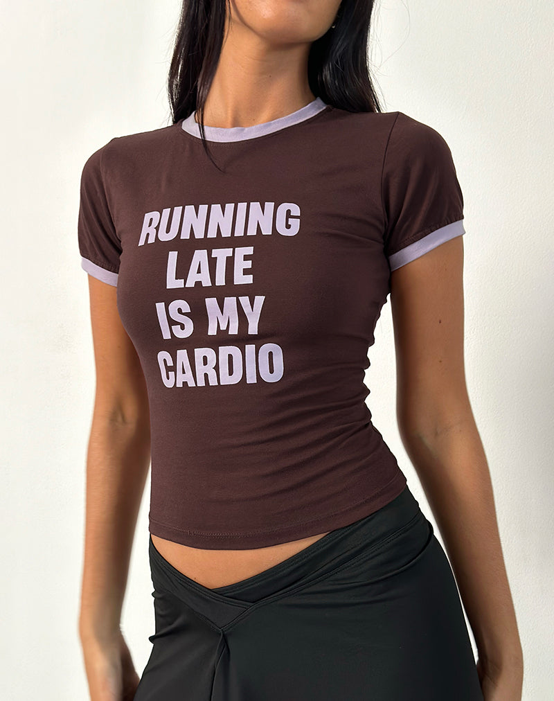 Image of Rinea Tee Top in Bitter Chocolate mit violettem Einband und Running Late Slogan