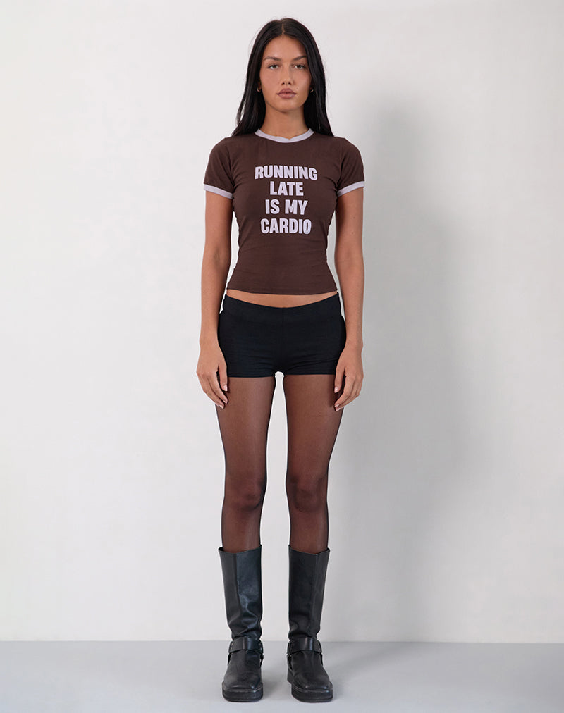 Rinea Tee Top in Bitter Chocolate mit violetter Bindung und Running Late Slogan