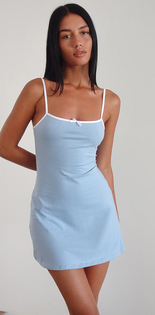 Abbildung: Riniko Minikleid in Nantucket Blau mit weißer Borte