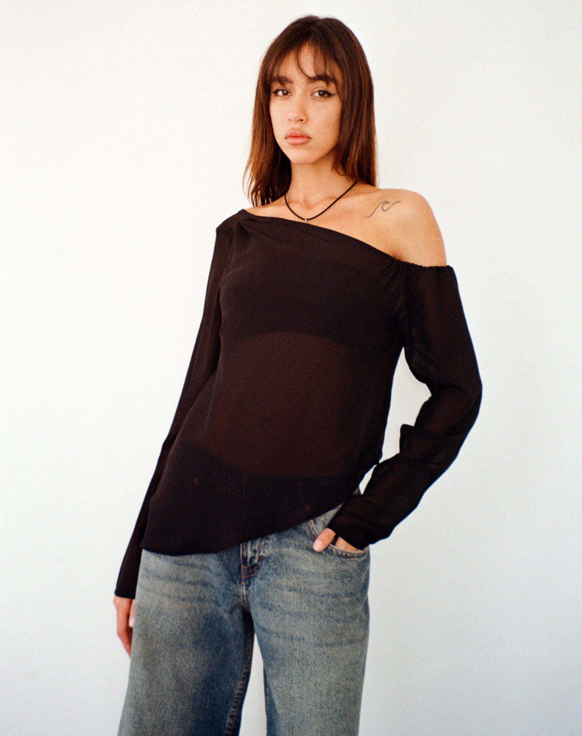 Image of Riot Asymmetrisches Langarm-Top aus schwarzem Chiffon