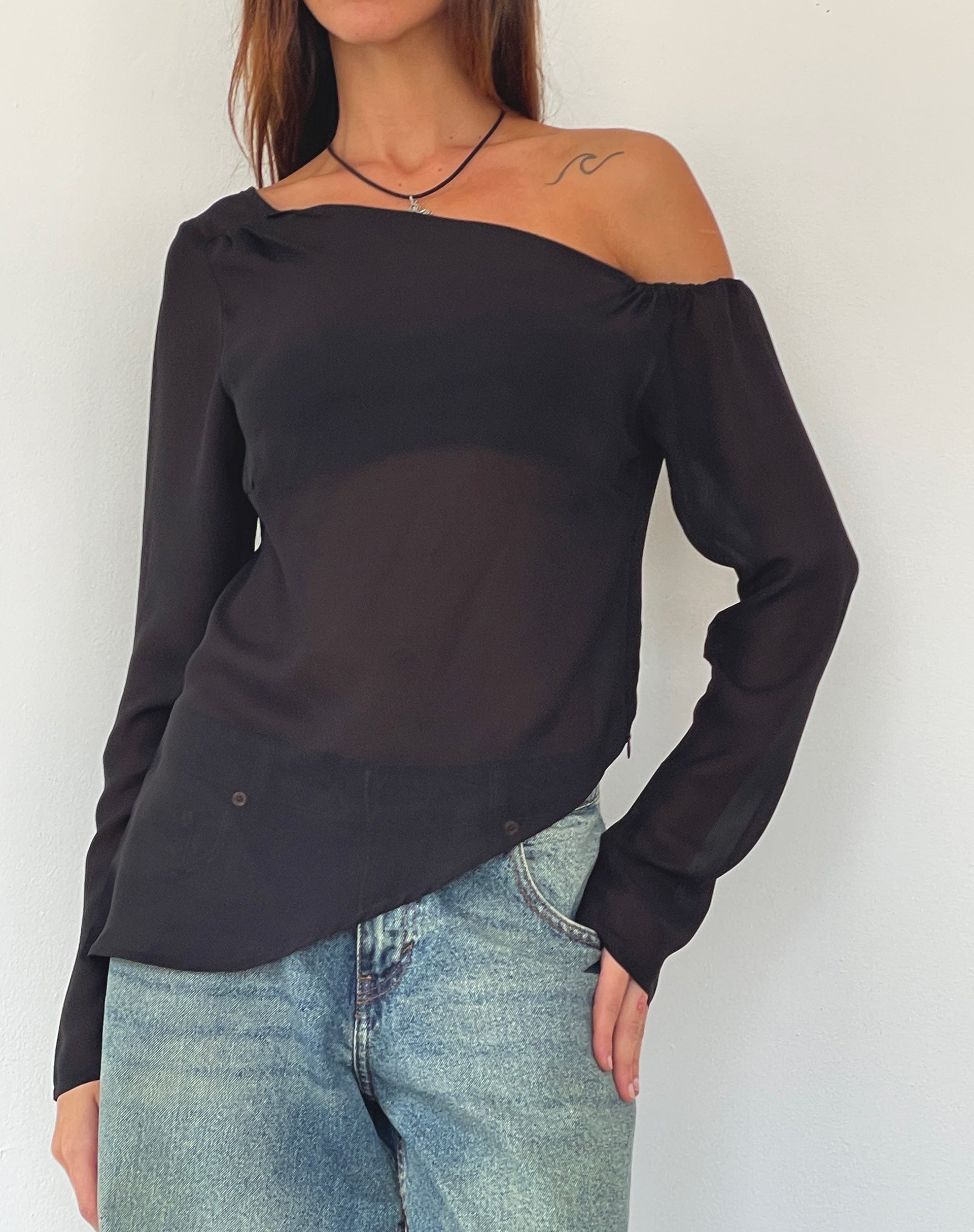 Image of Riot Asymmetrisches Langarm-Top aus schwarzem Chiffon