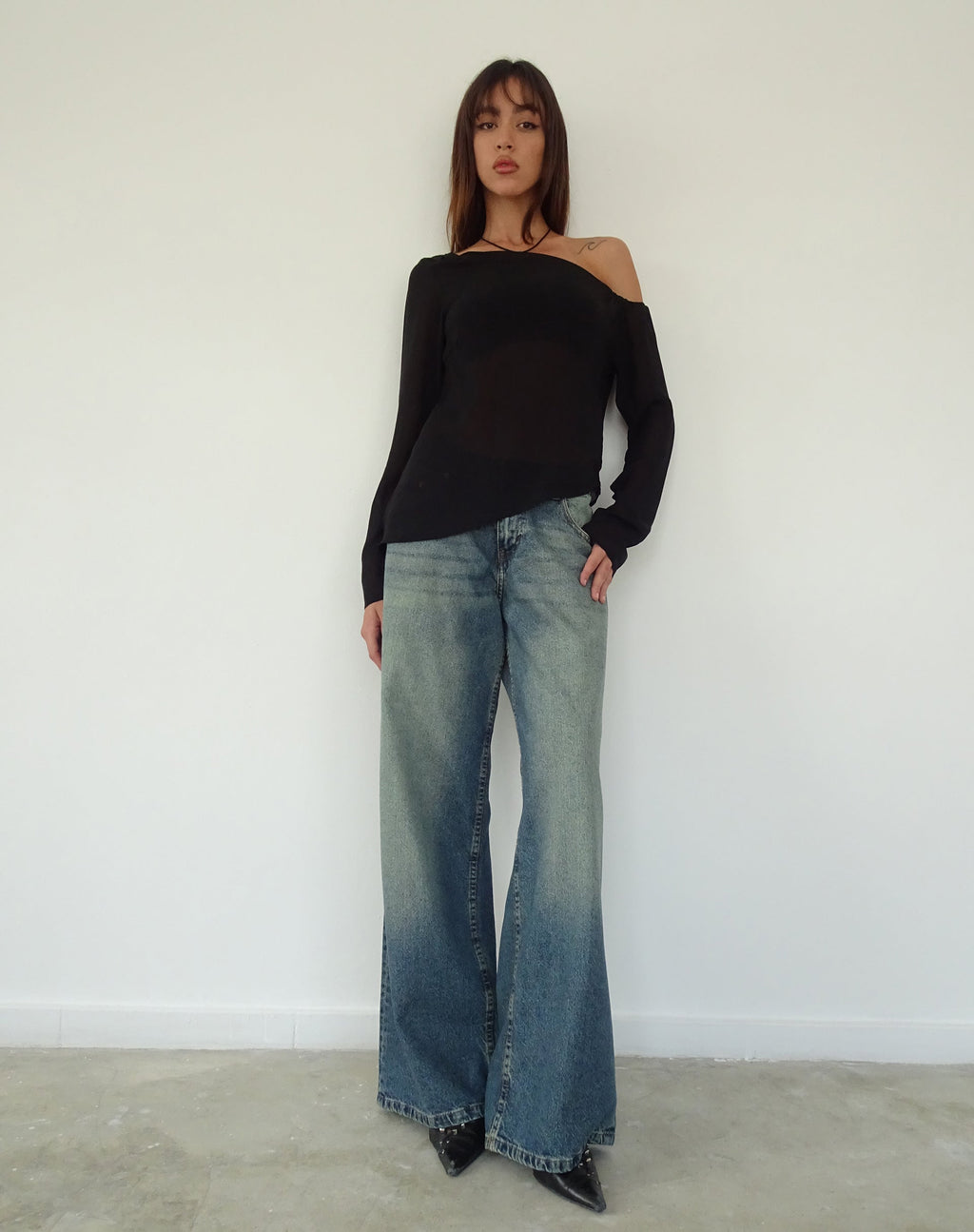 Riot Asymmetrisches Langarm-Top aus schwarzem Chiffon