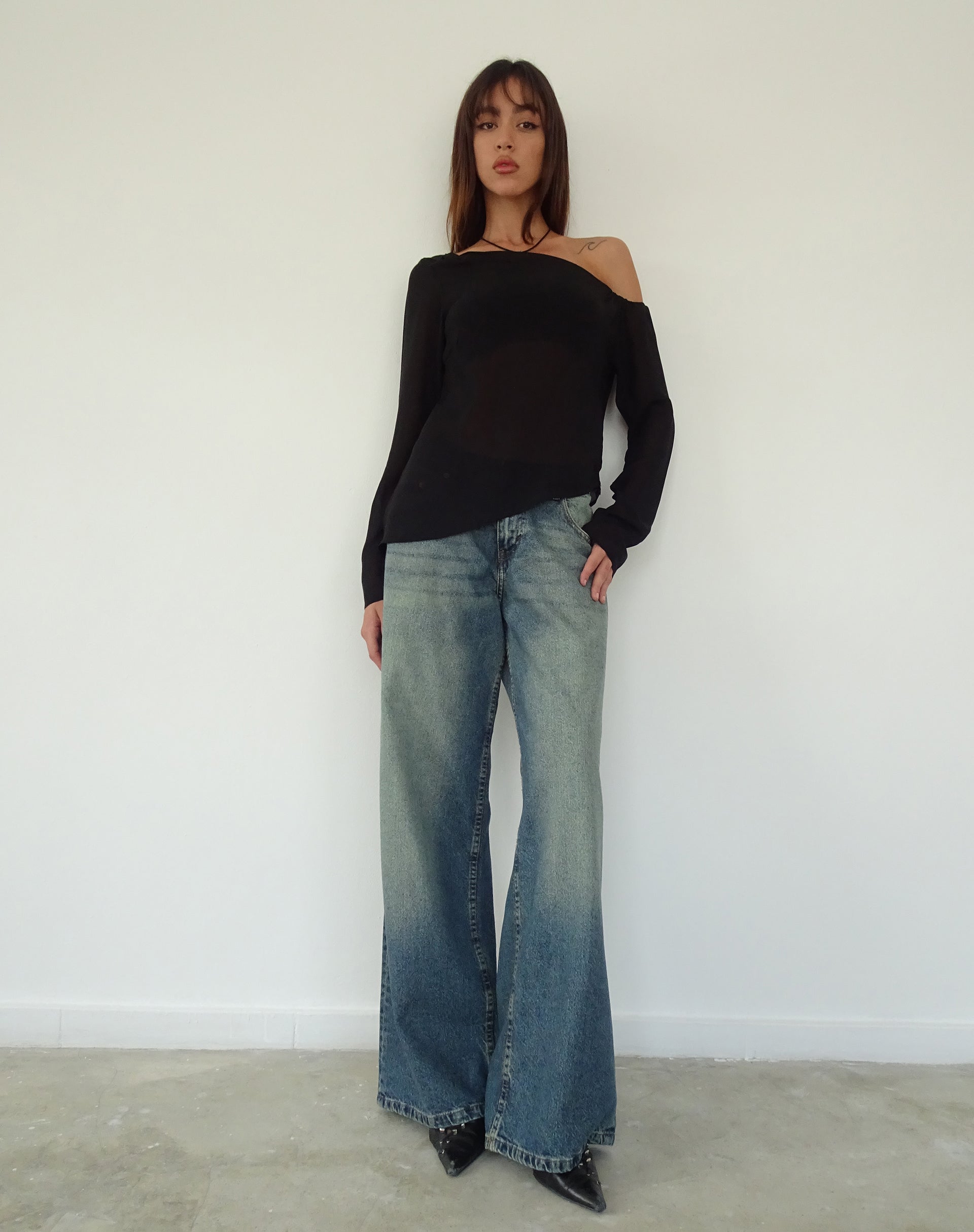 Image of Riot Asymmetrisches Langarm-Top aus schwarzem Chiffon