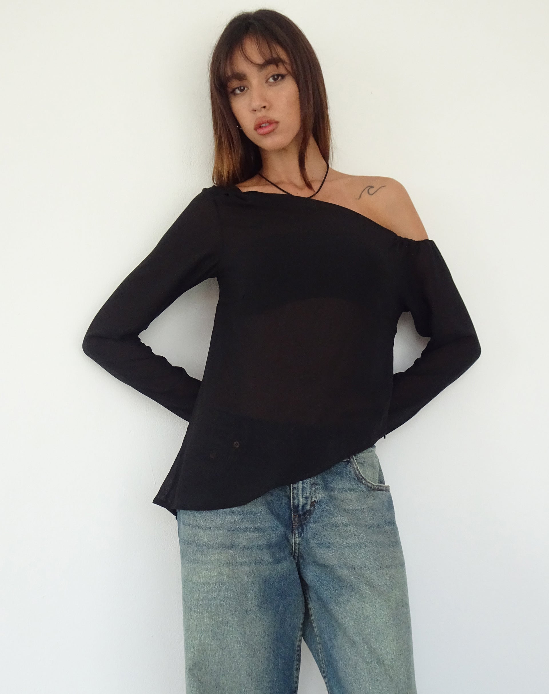 Image of Riot Asymmetrisches Langarm-Top aus schwarzem Chiffon