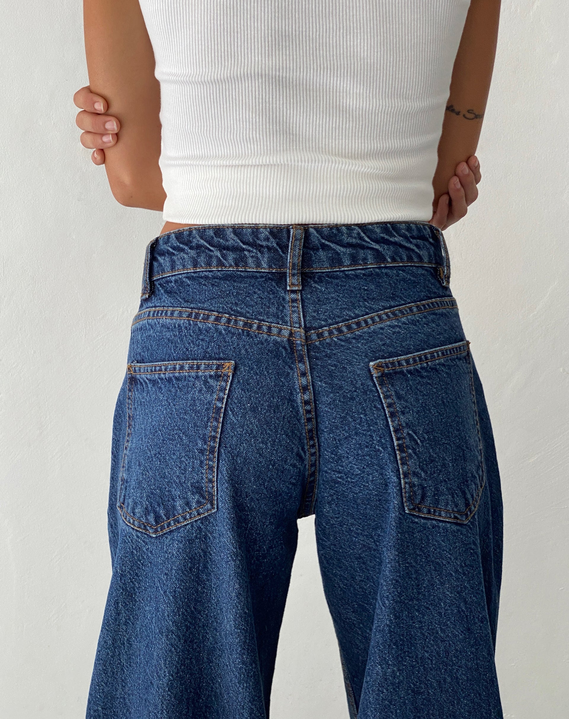Bild von Ripped Roomy Extra Wide Low Rise Jean in Mid Blue Used