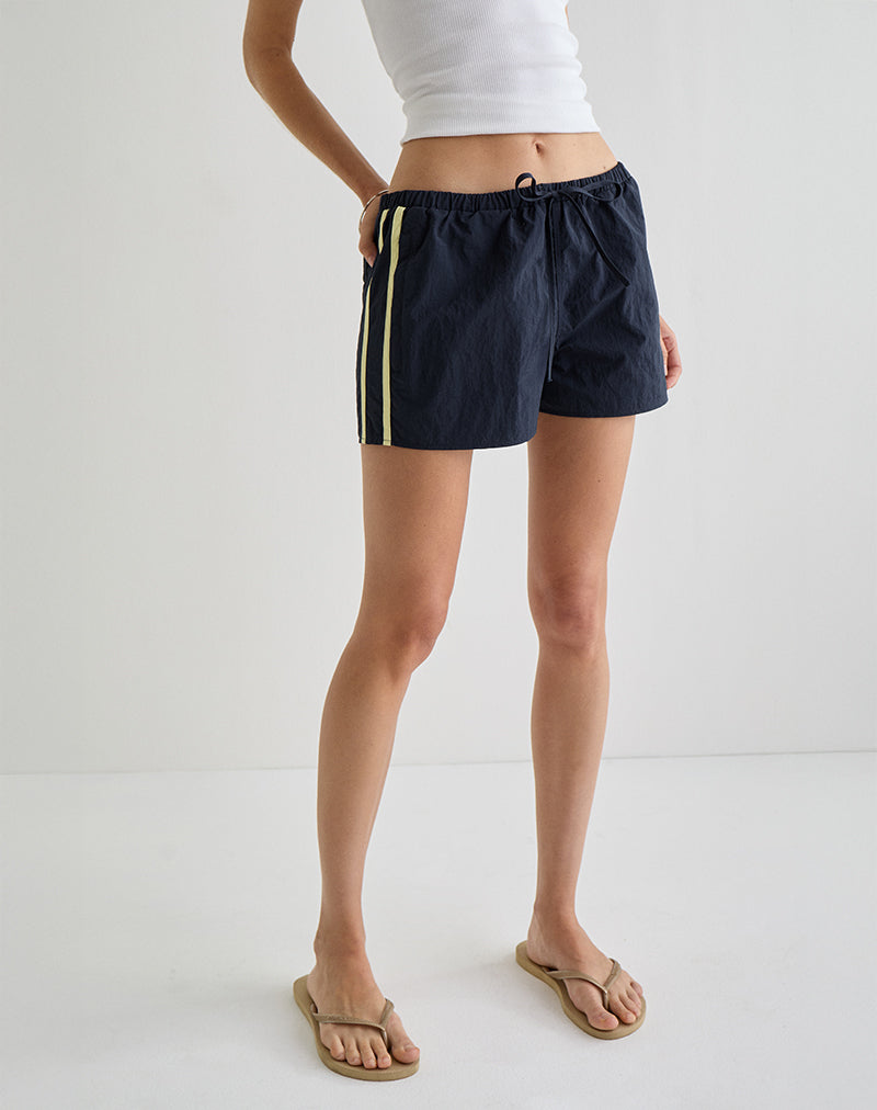 Riu Runner Short in Marineblau mit gelben Streifen