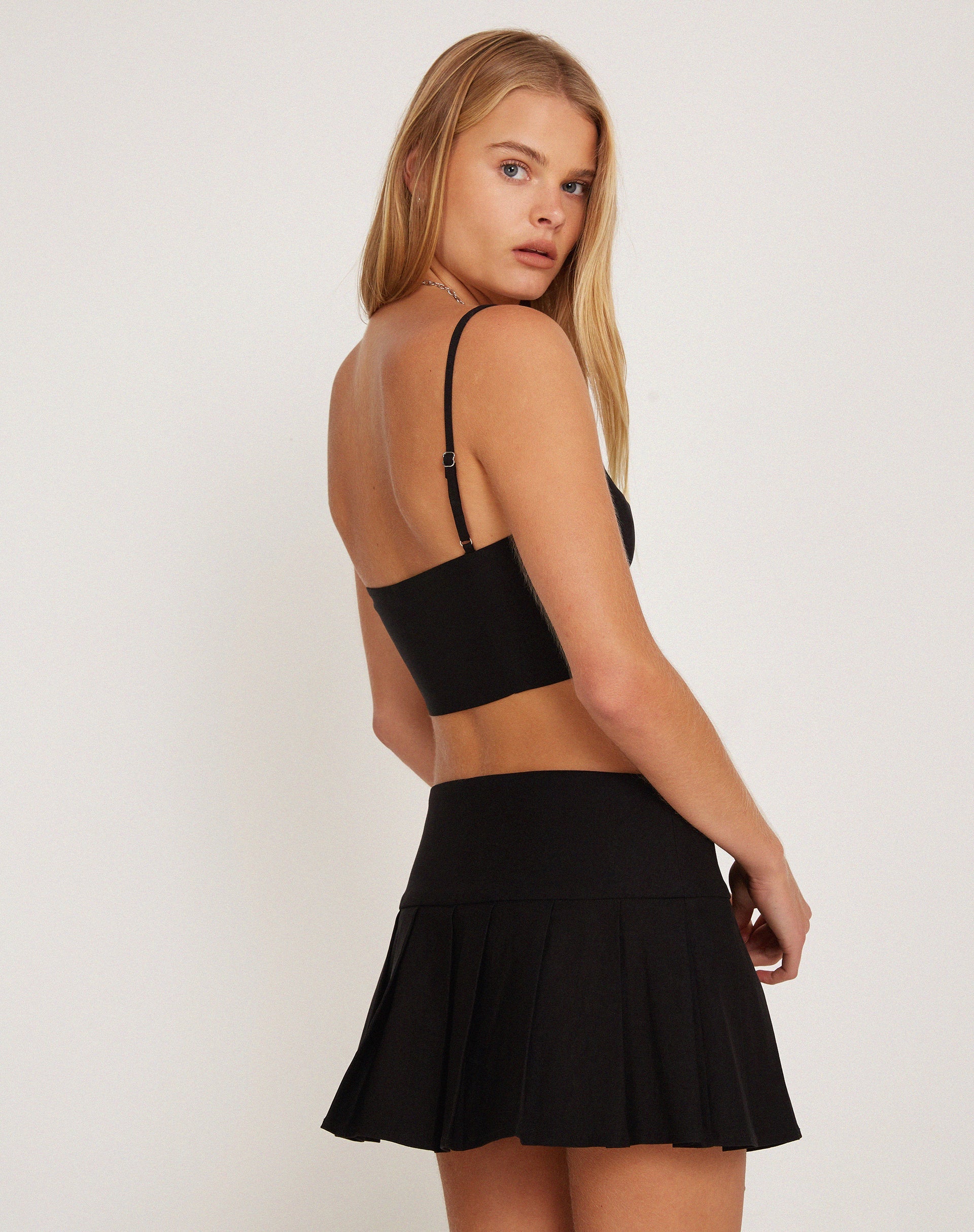 Bild von Rivas Crop Top in Tailoring Schwarz mit blassblauem Saum