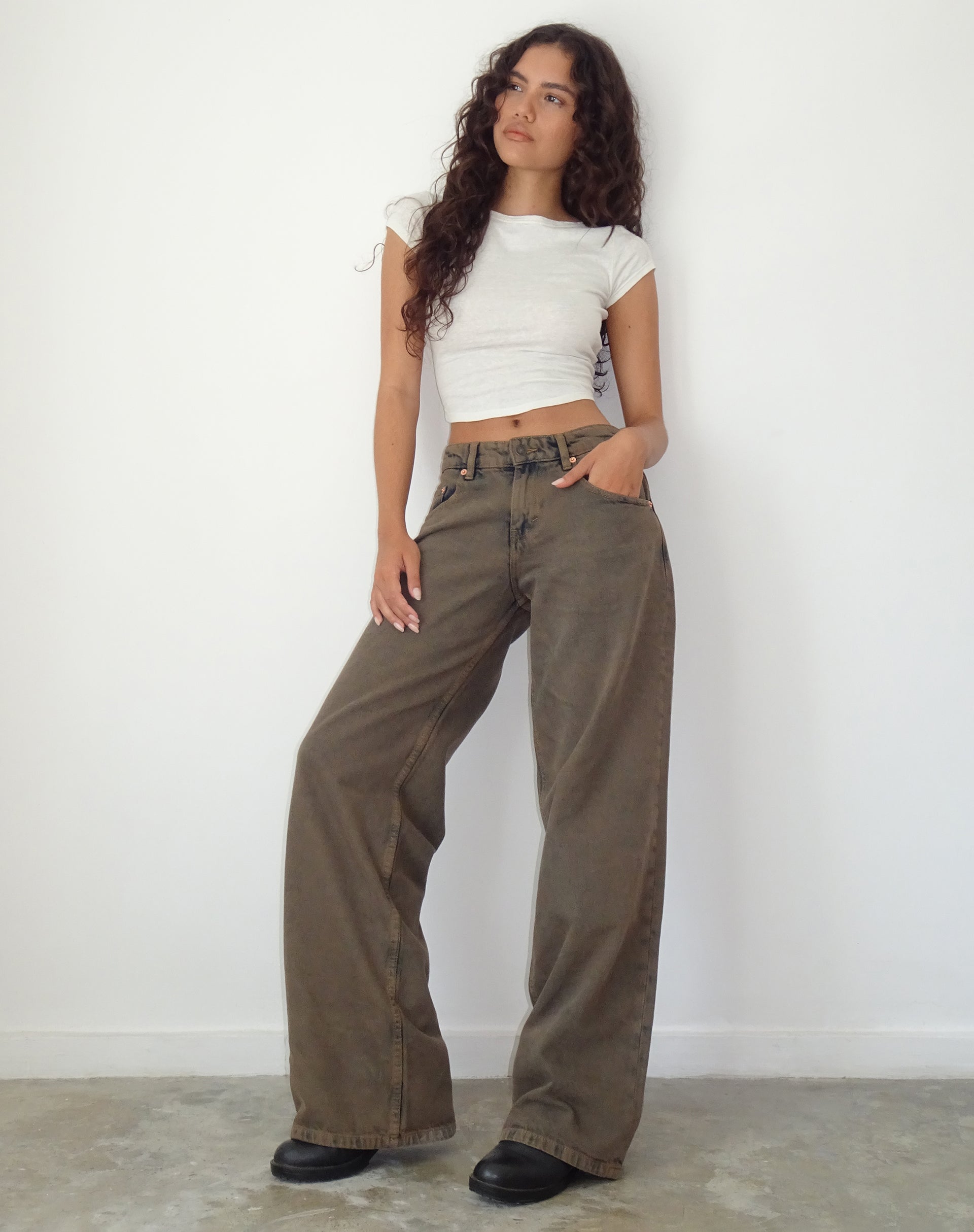 Bild von Roomy Extra Wide Low Rise Jeans in Dark Sand