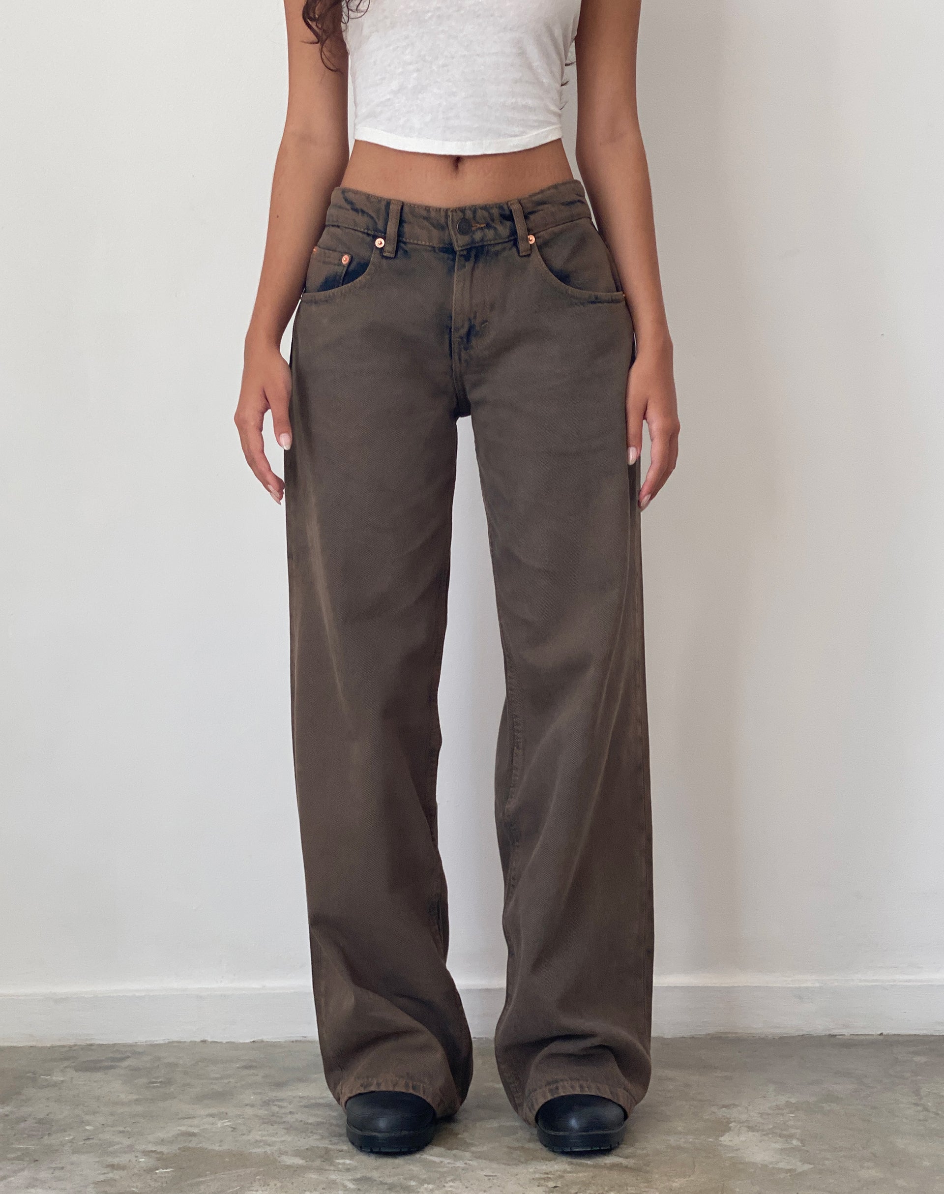 Bild von Roomy Extra Wide Low Rise Jeans in Dark Sand