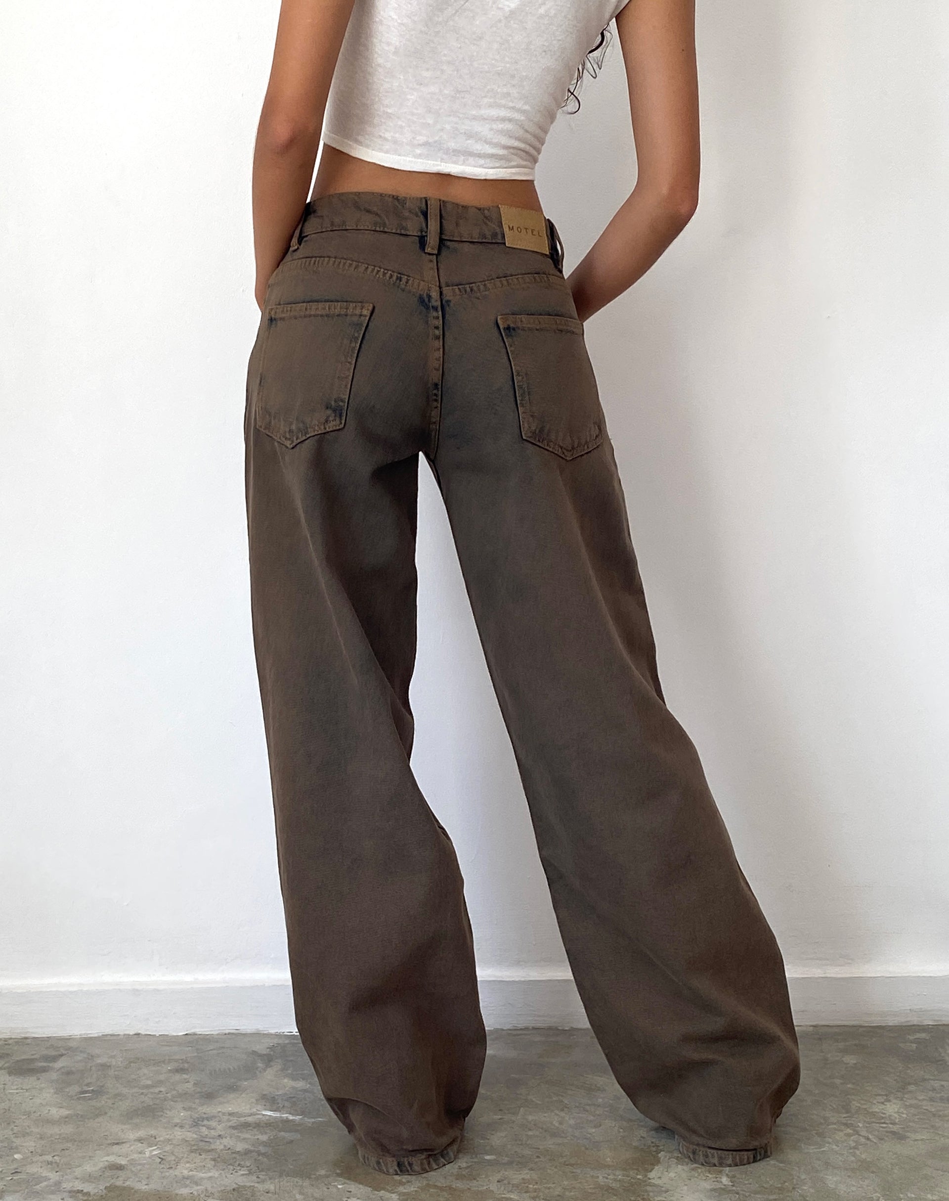 Bild von Roomy Extra Wide Low Rise Jeans in Dark Sand