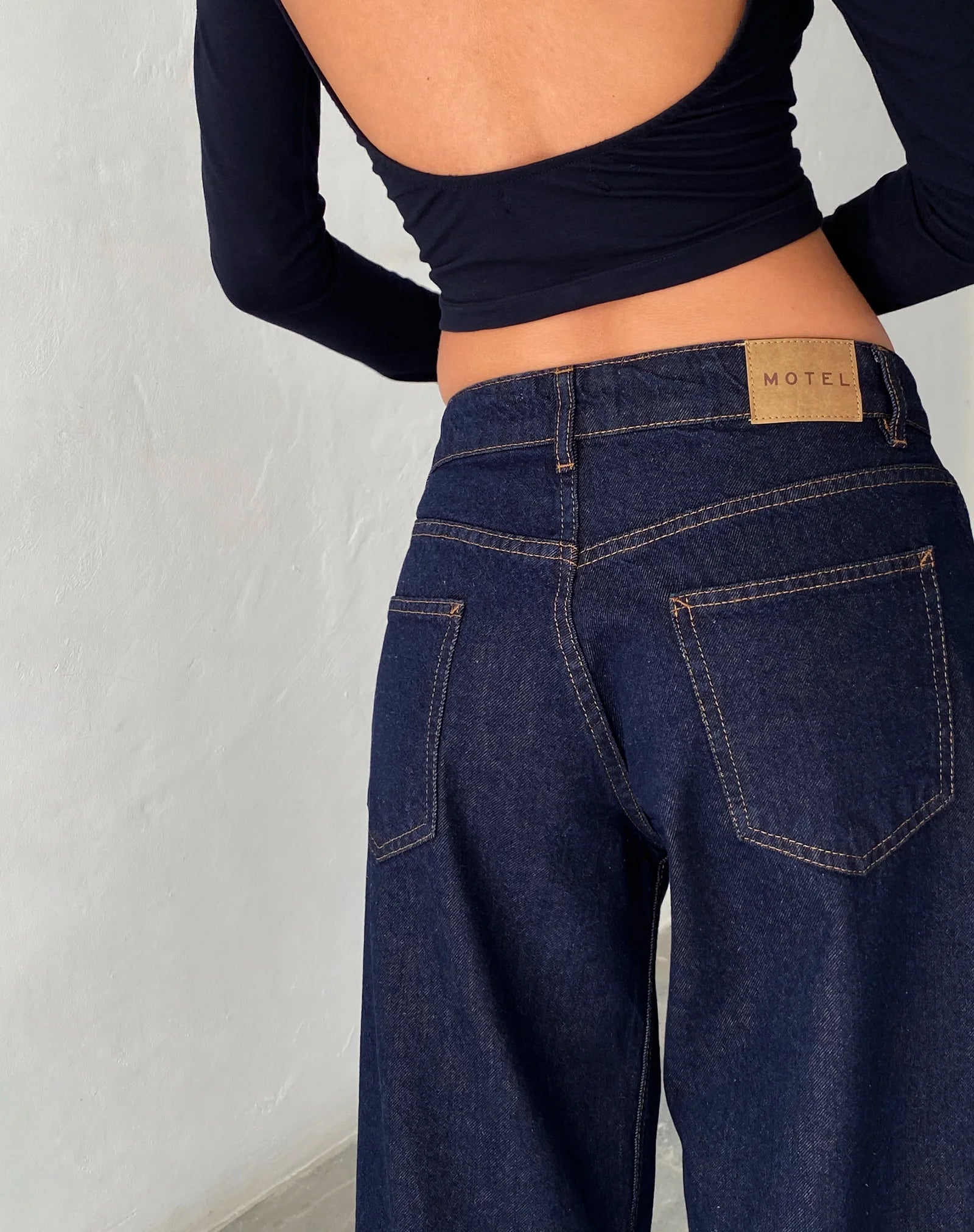 Bild von Roomy Extra Wide Low Rise Jeans in Indigo