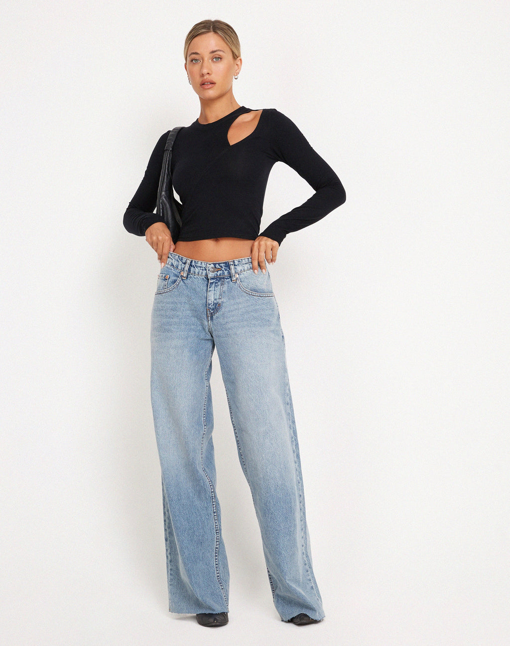 Geräumige Jeans mit extra weitem, rohem Saum und niedriger Leibhöhe in Vintage Blue Wash