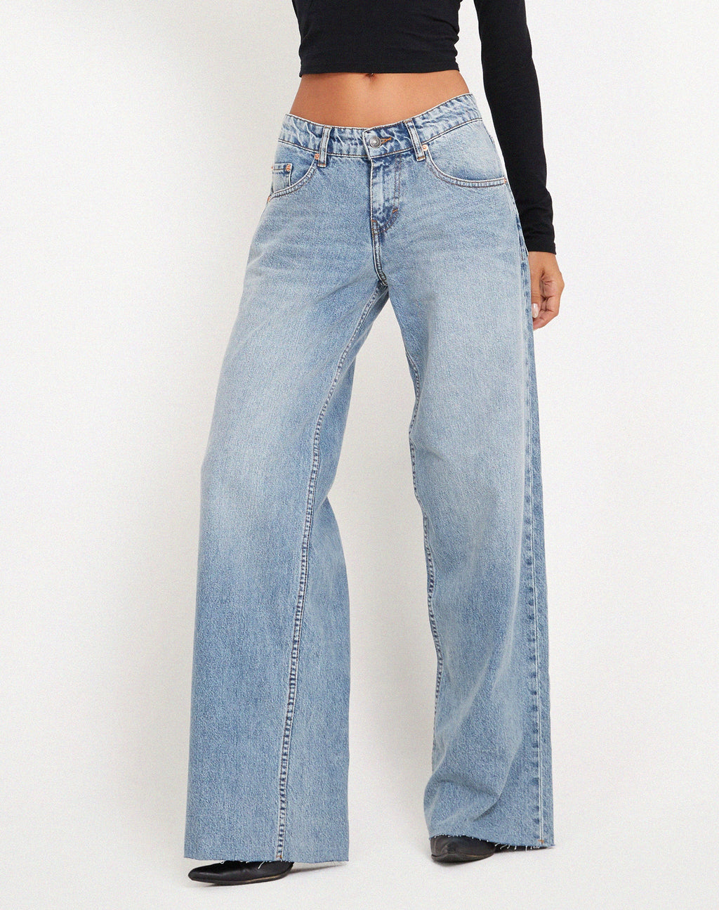 Geräumige Jeans mit extra weitem, rohem Saum und niedriger Leibhöhe in Vintage Blue Wash