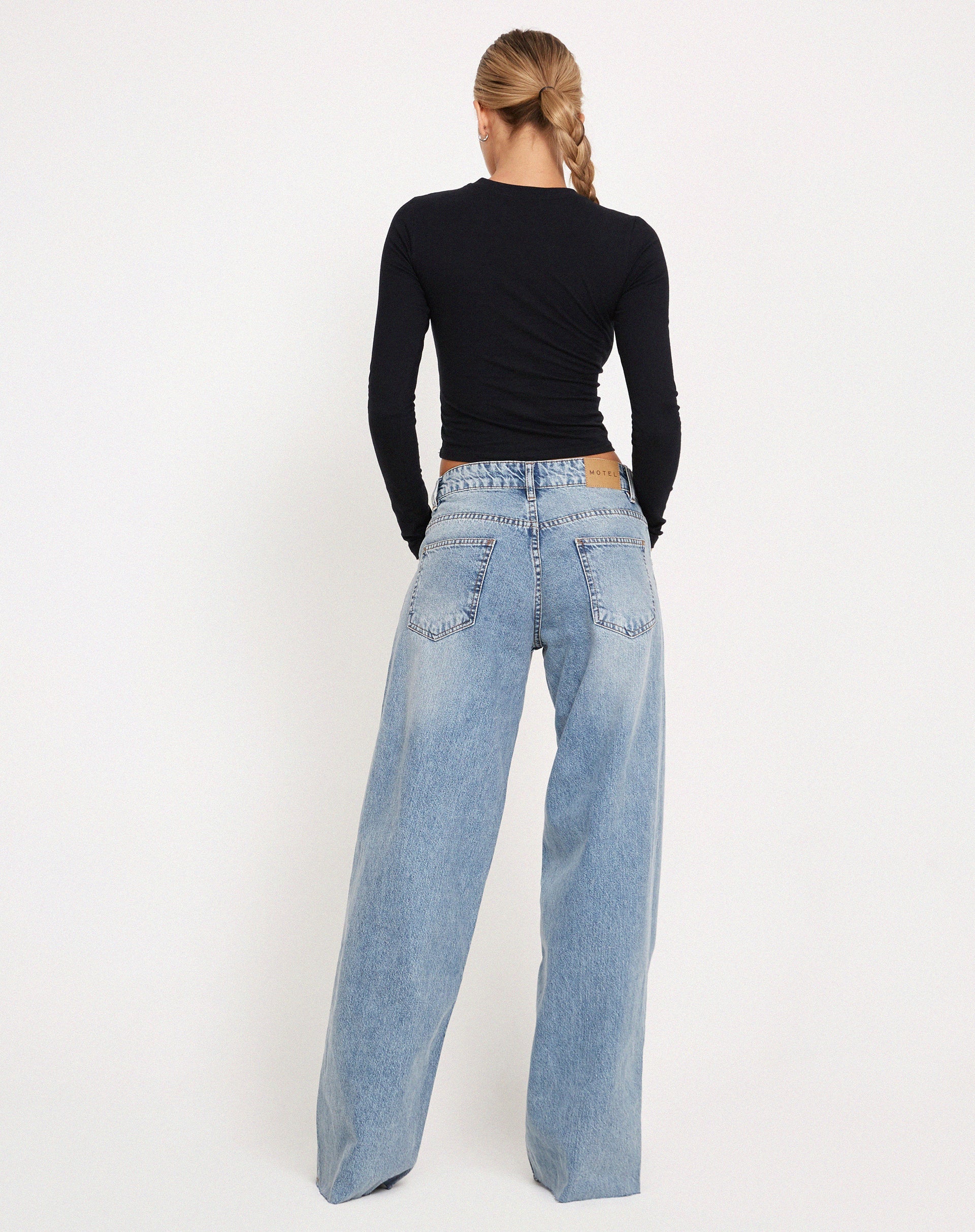 Bild von Roomy Extra Wide Raw Hem Jeans in Vintage Blue Wash