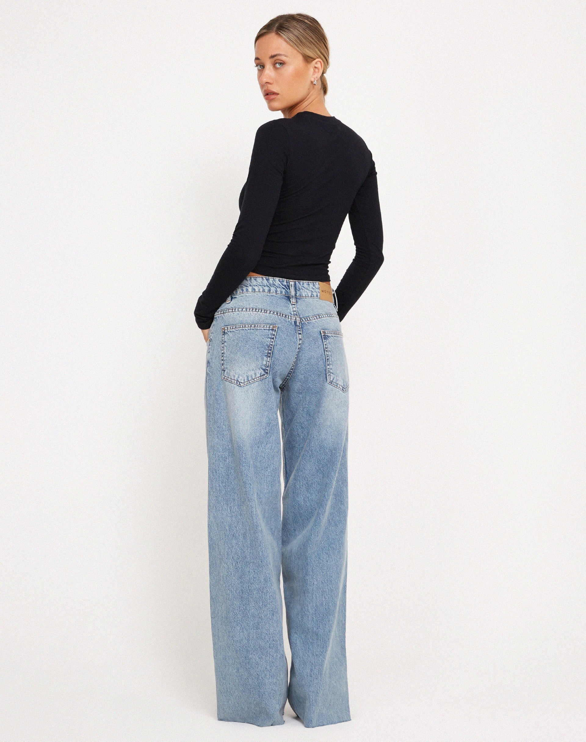Bild von Roomy Extra Wide Raw Hem Jeans in Vintage Blue Wash